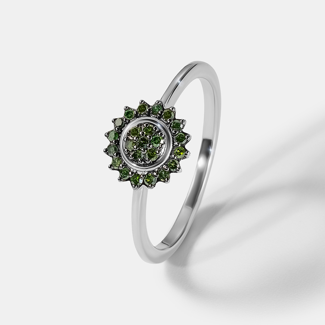 Серебряное кольцо с зелеными бриллиантами