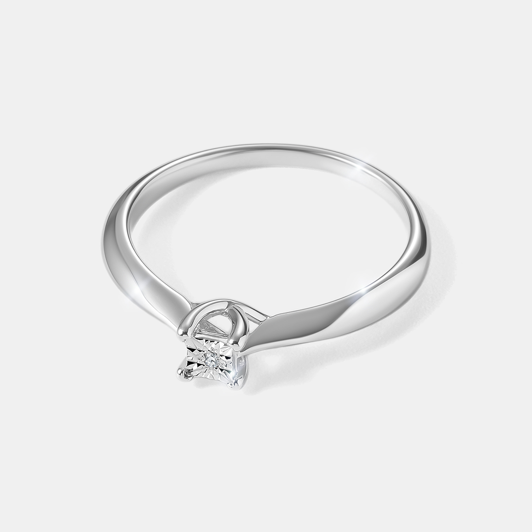 Серебряное кольцо с бриллиантом
