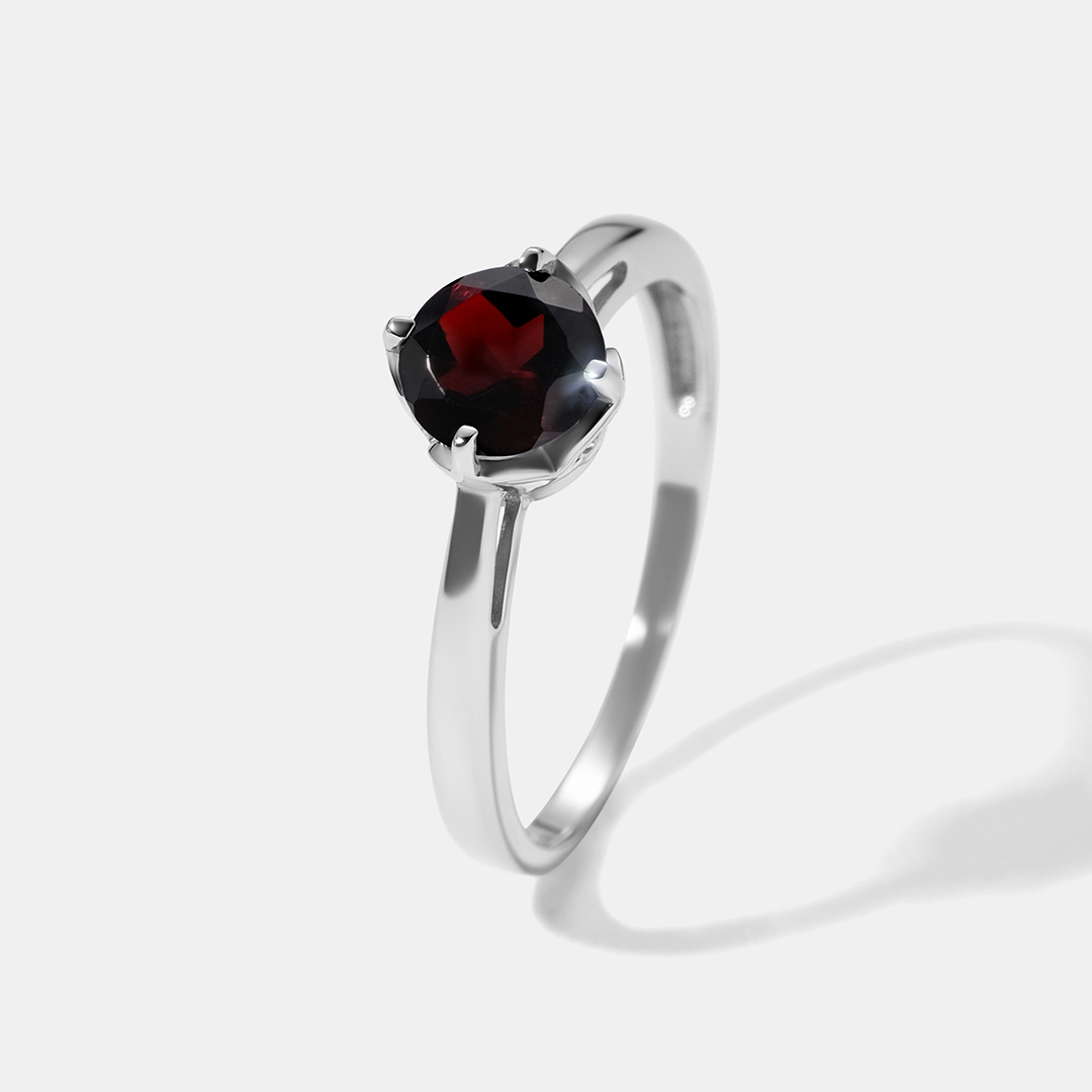 Серебряное кольцо с гранатом