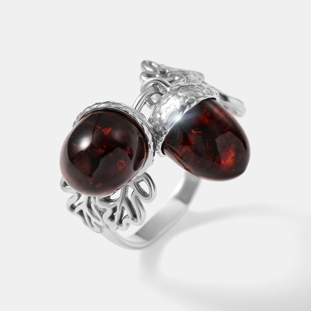 Серебряное кольцо с янтарем "Желуди"