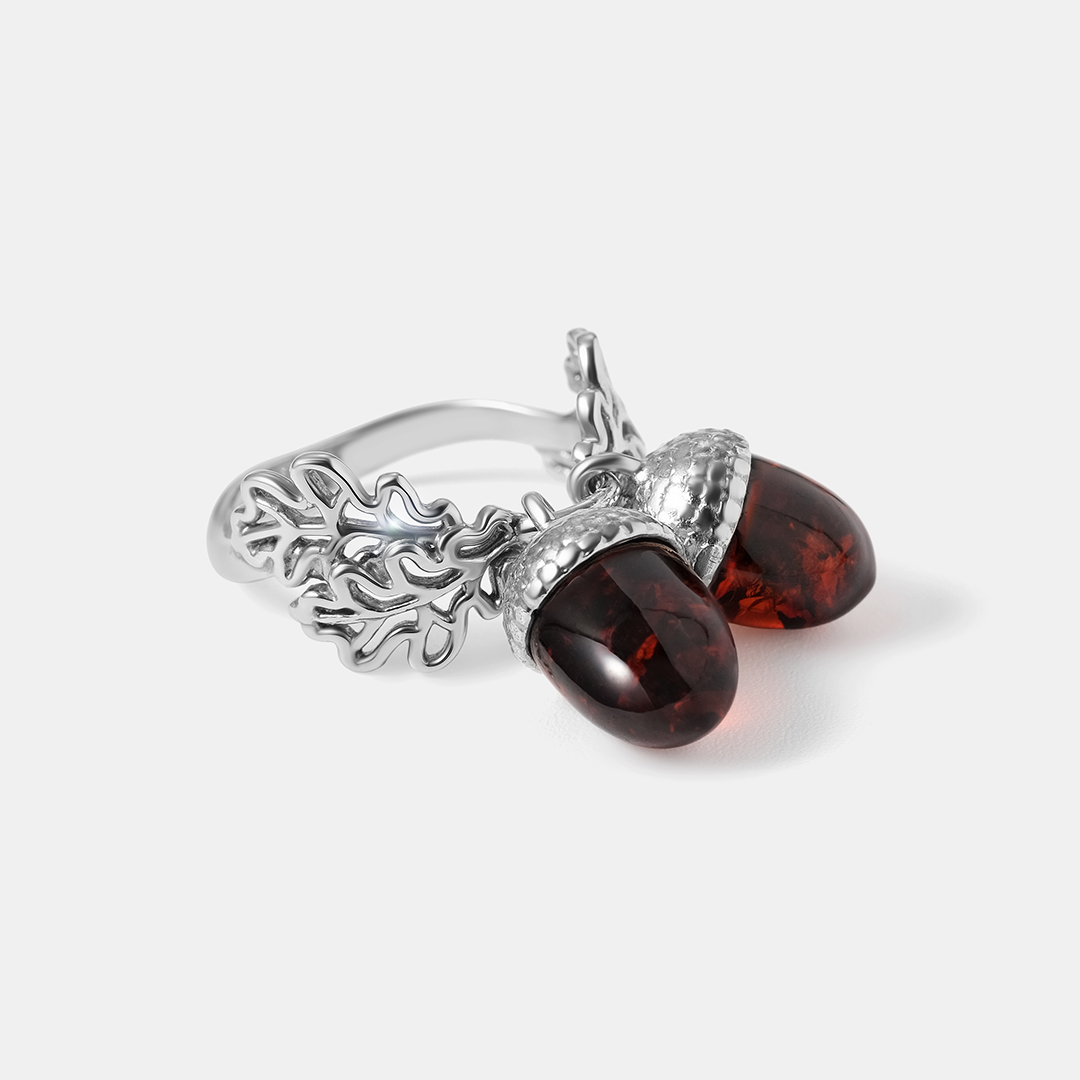 Серебряное кольцо с янтарем "Желуди"