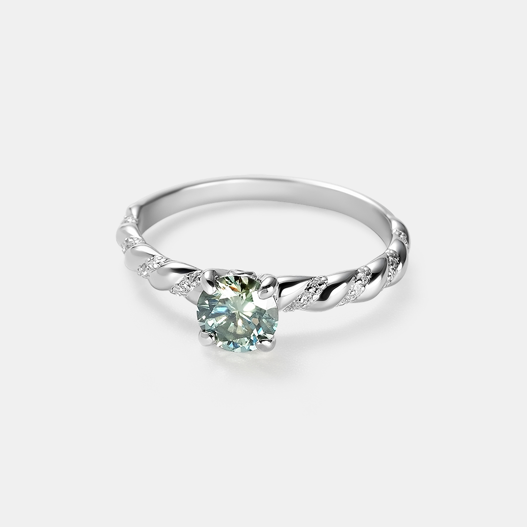 Серебряное кольцо с муассанитом