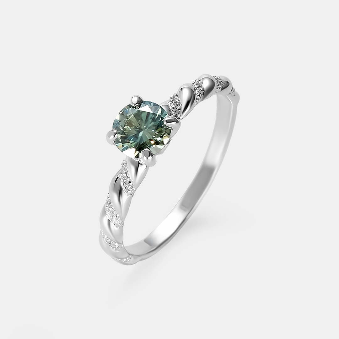 Серебряное кольцо с муассанитом