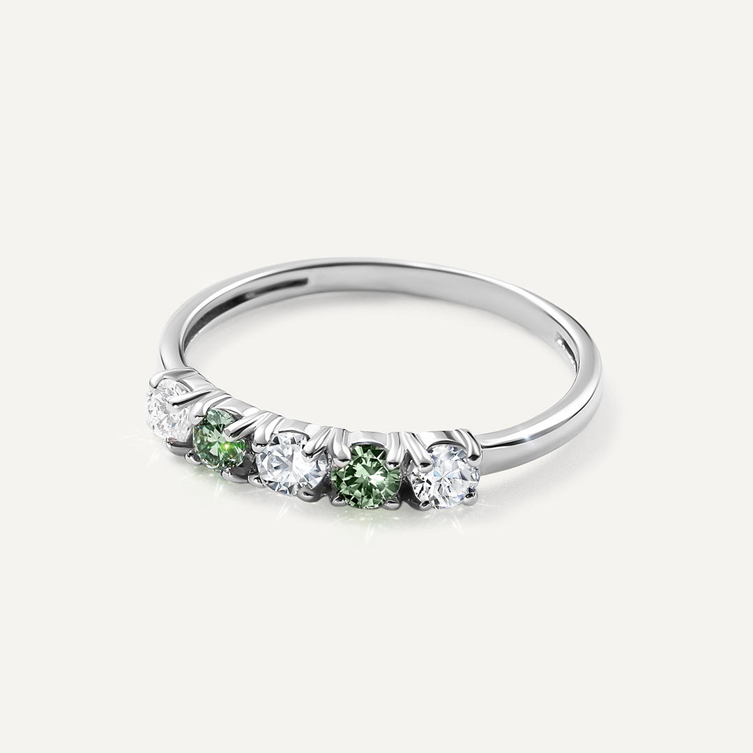 Серебряное кольцо с муассанитами