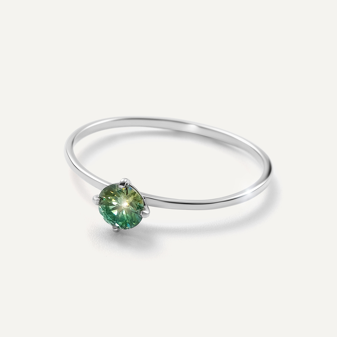 Серебряное кольцо с мауссанитом