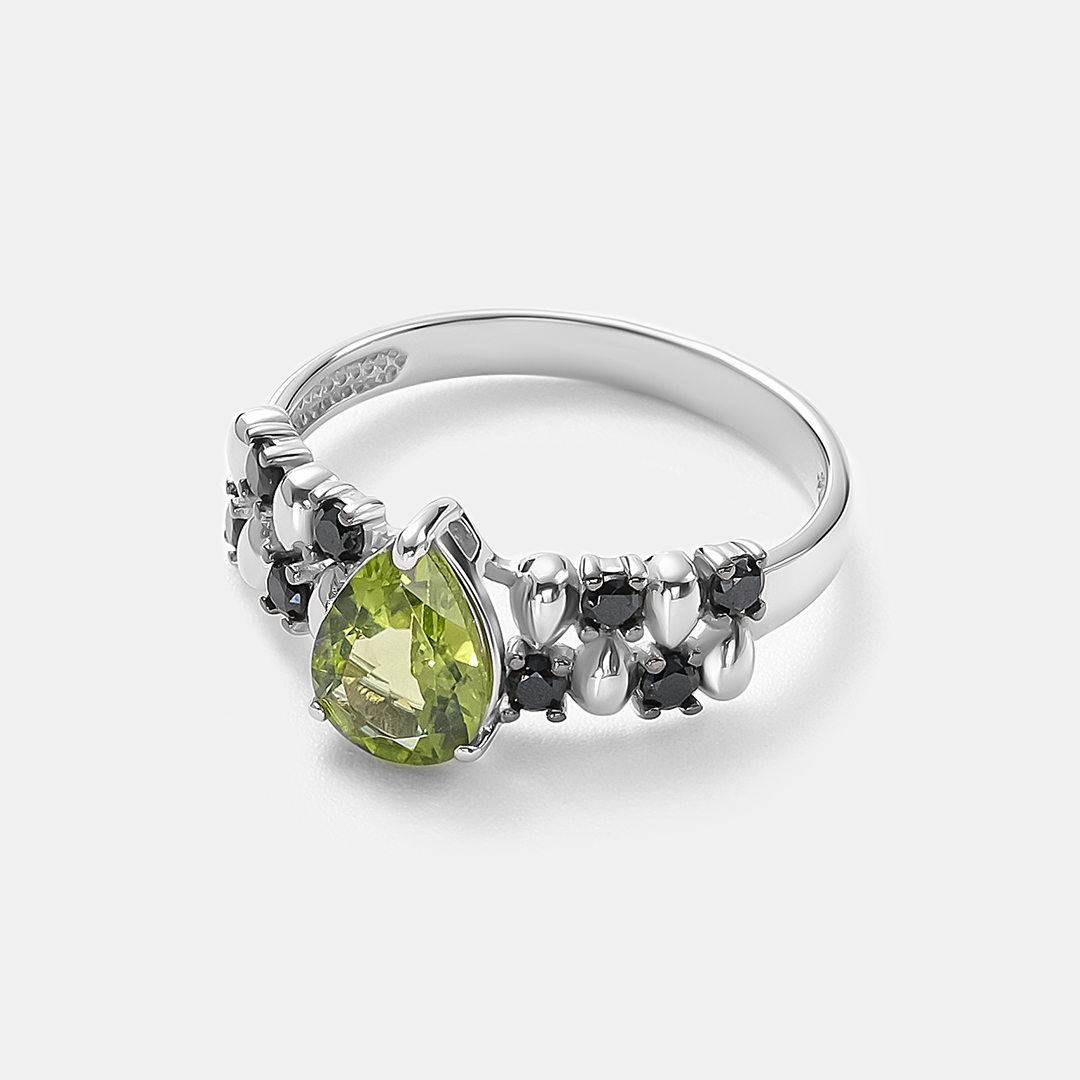 Серебряное кольцо с хризолитом