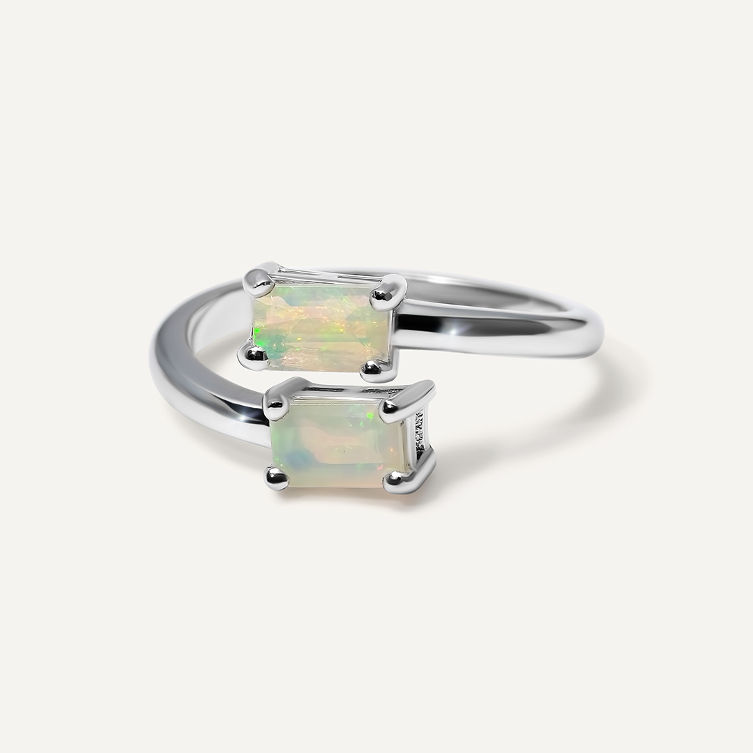 Серебряное незамкнутое кольцо с опалами