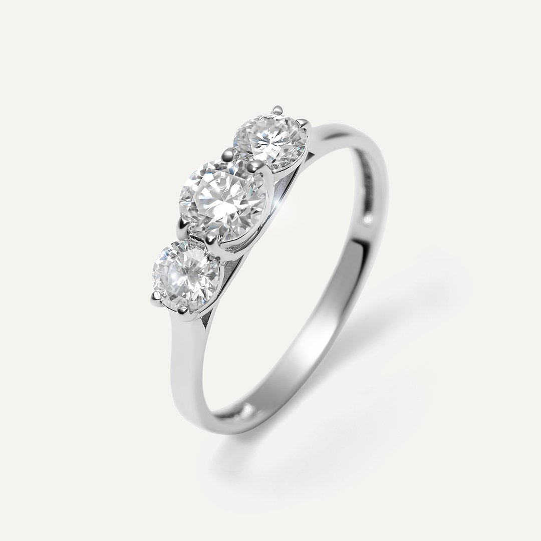 Серебряное кольцо с муассанитами