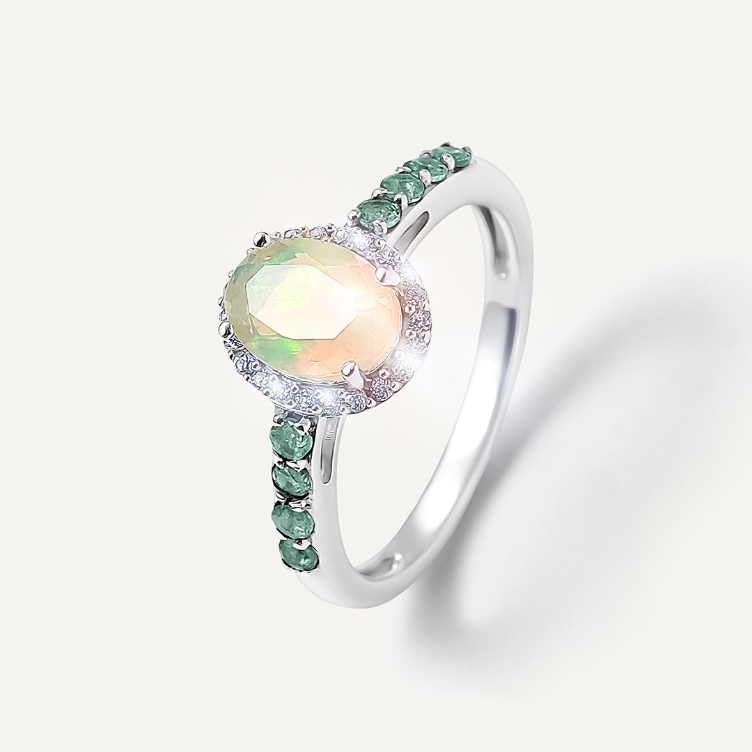 Серебряное кольцо с изумрудами и опалом
