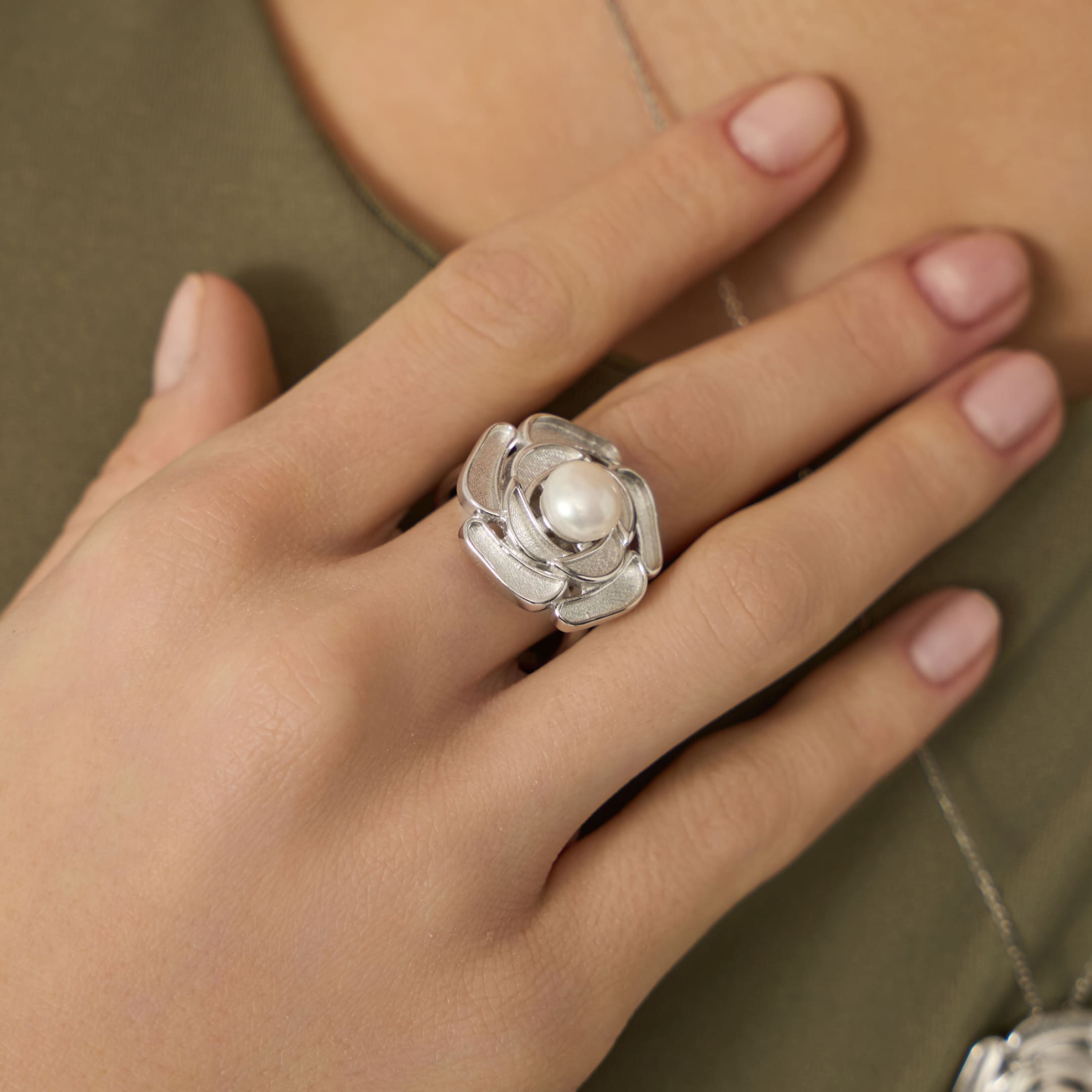 Серебряное кольцо с жемчугом "Цветок"