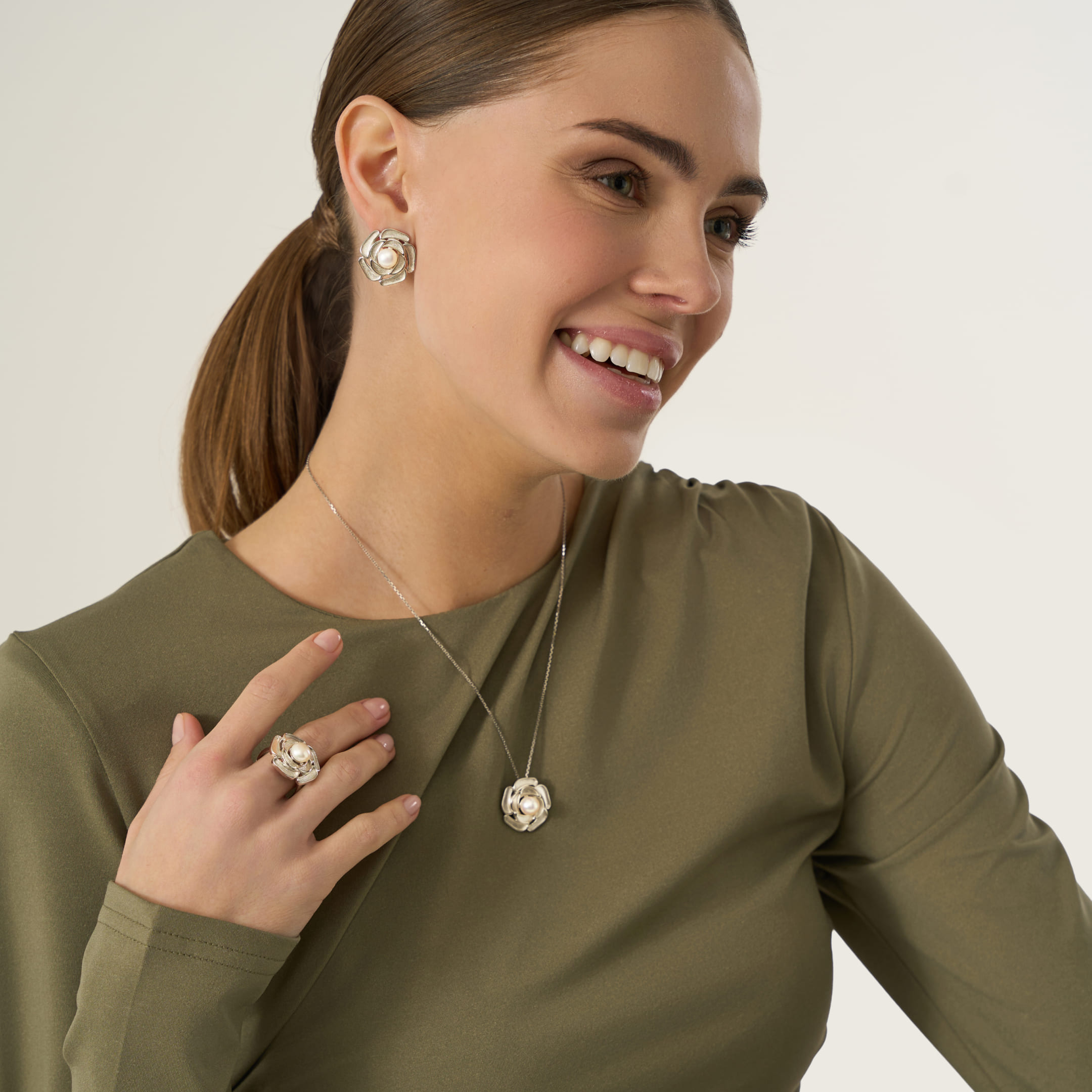 Серебряное кольцо с жемчугом "Цветок"