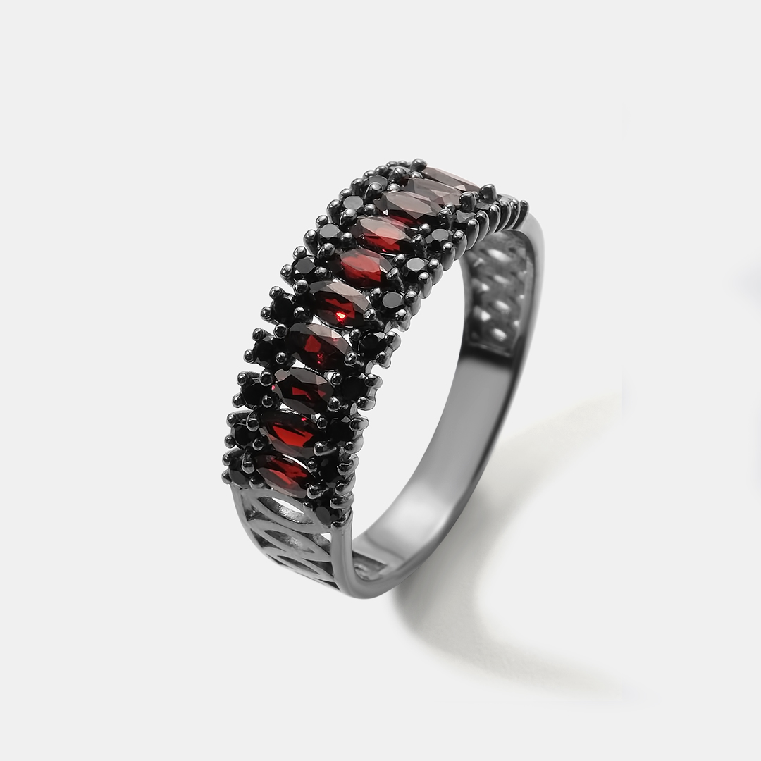 Серебряное кольцо с гранатами