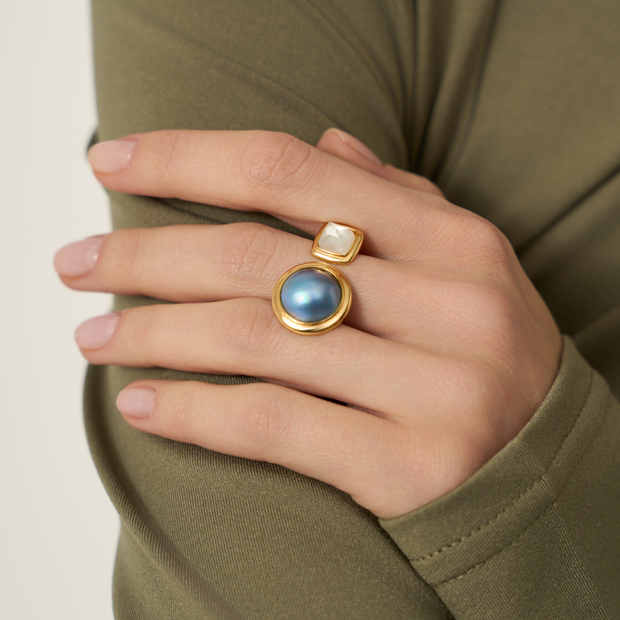 Серебряное незамкнутое кольцо с перламутром и жемчугом Мабе