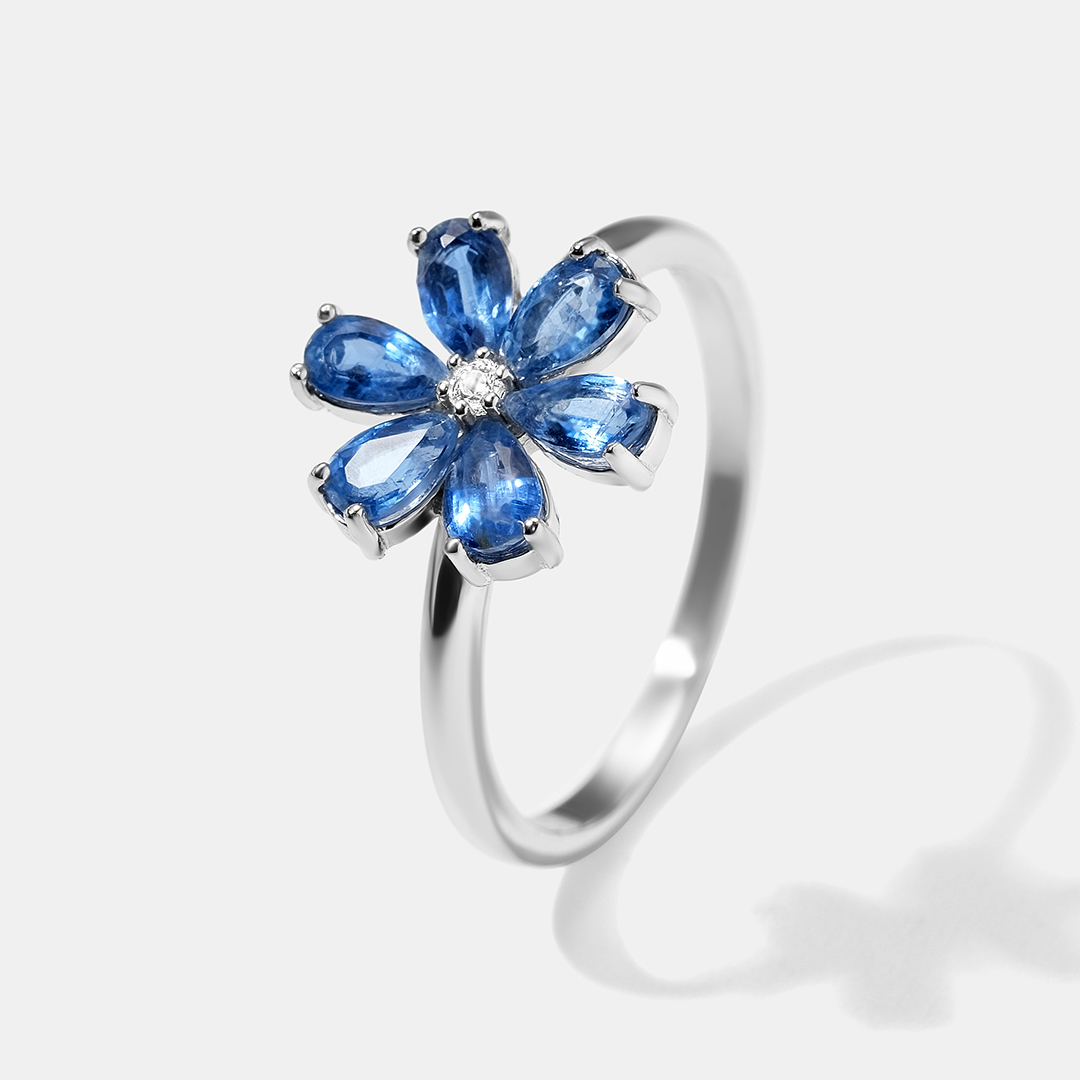 Серебряное кольцо с кианитами "Цветок"