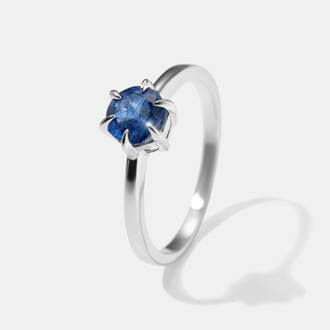 Серебряное кольцо с кианитом