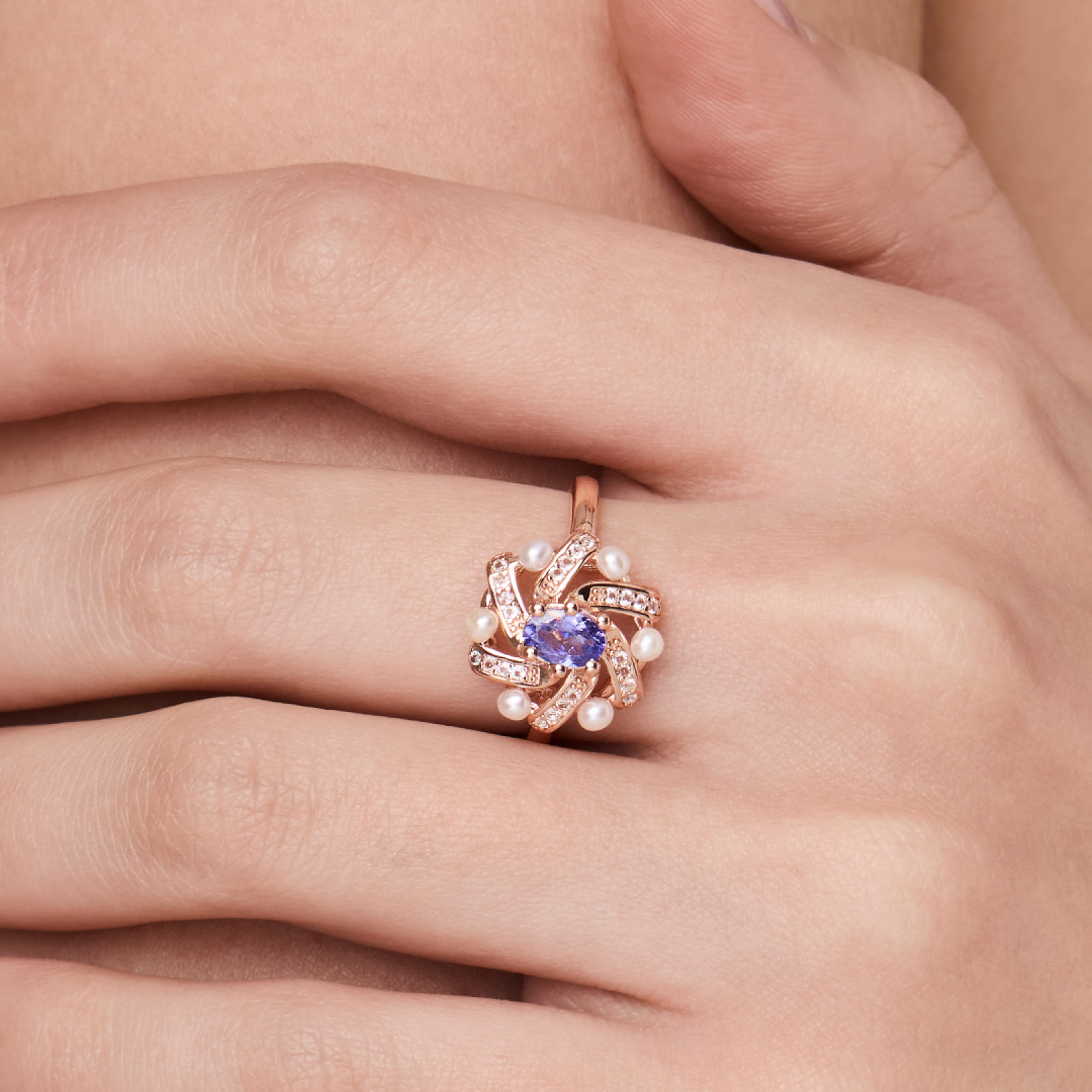 Серебряное кольцо с танзанитом и жемчугом