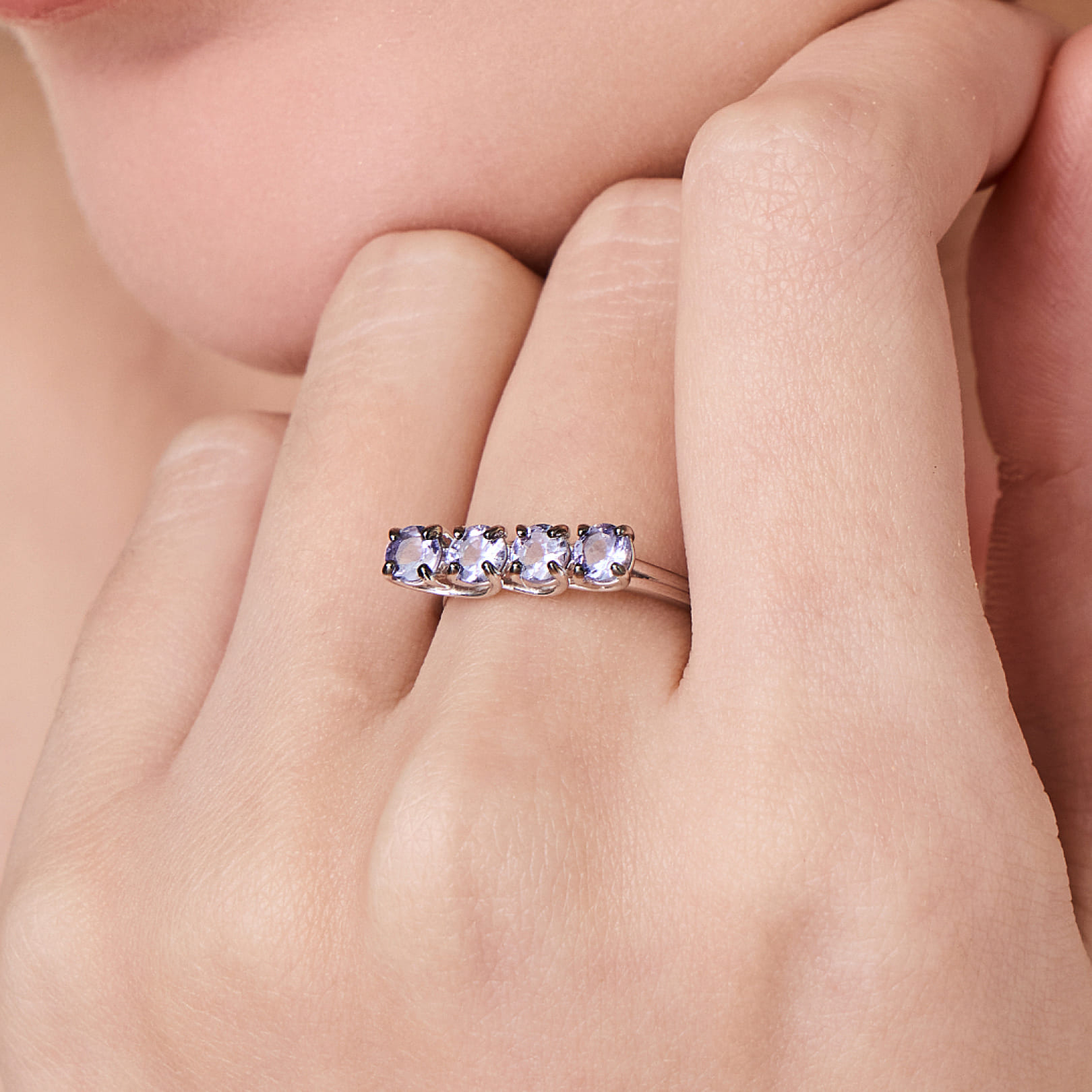 Серебряное кольцо с танзанитами