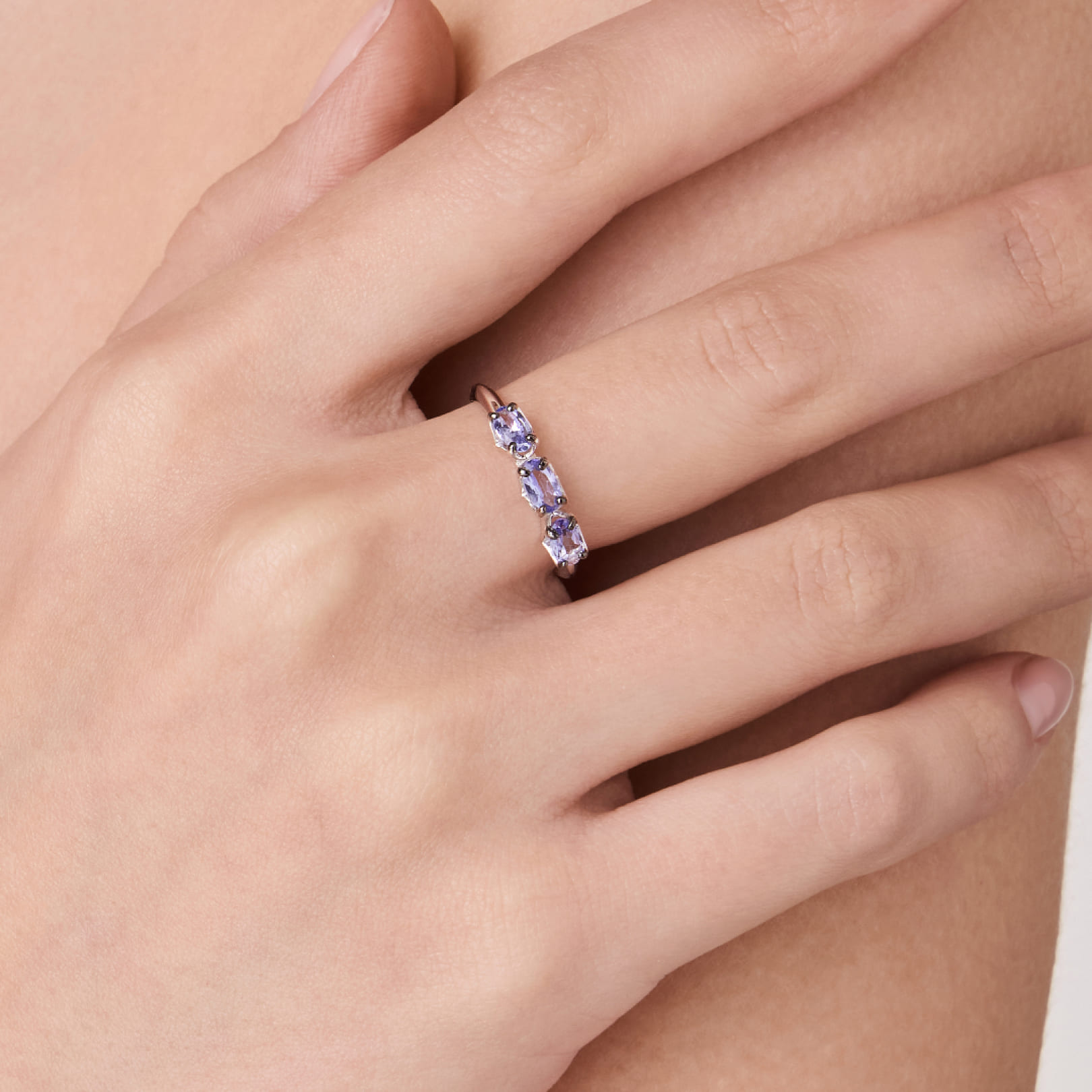 Серебряное кольцо с танзанитами