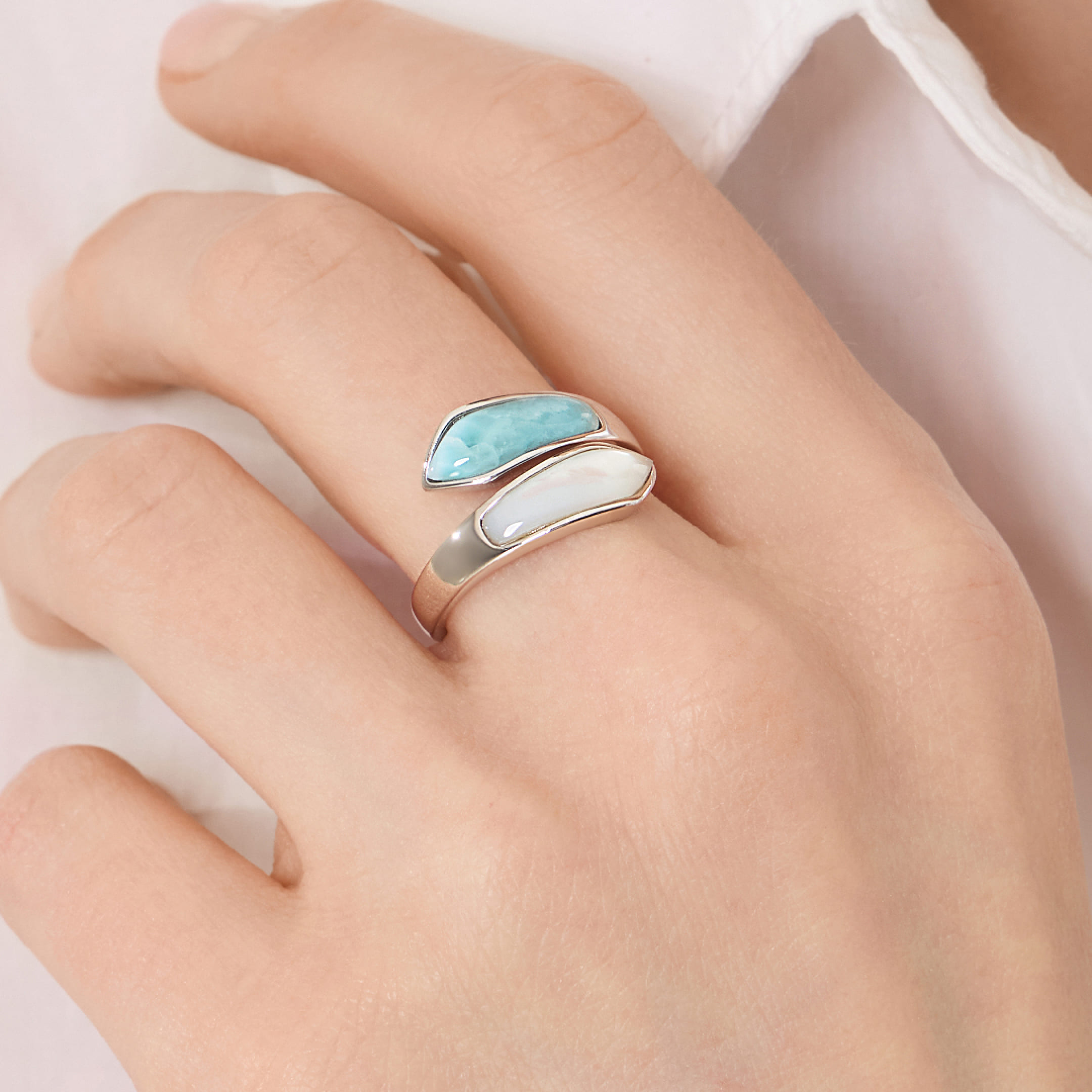 Серебряное кольцо с ларимаром и перламутром