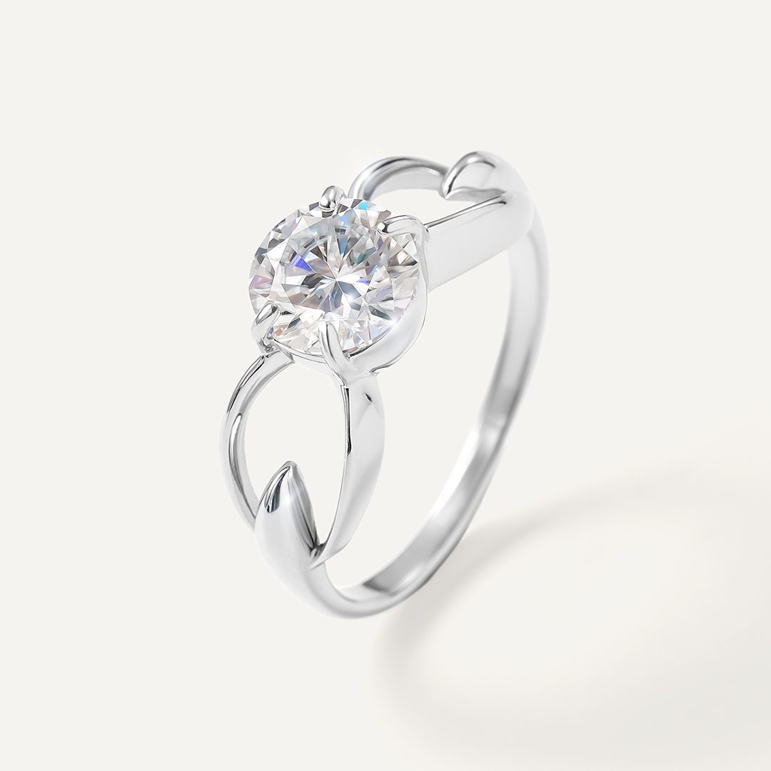 Серебряное кольцо с муассанитом