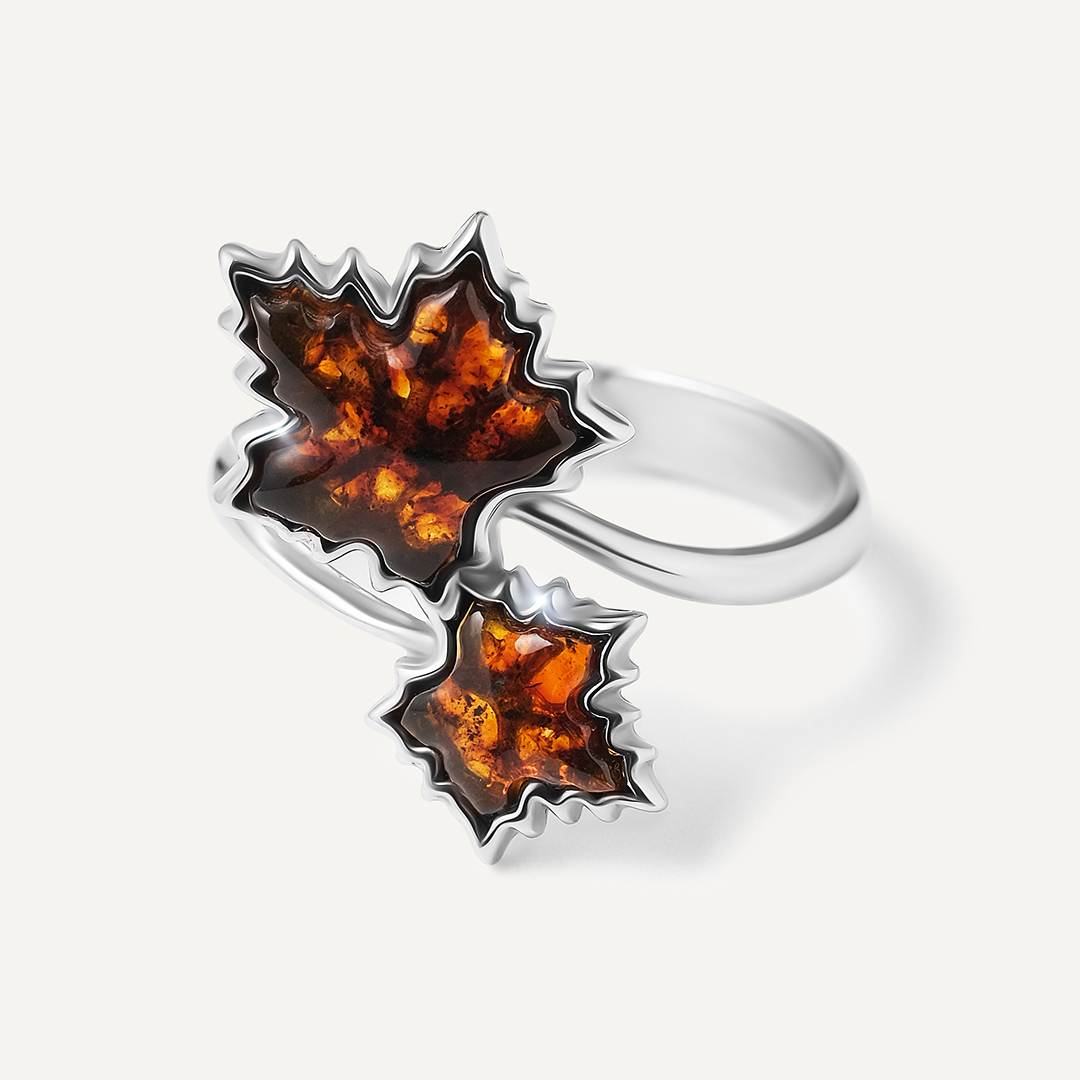 Серебряное кольцо с янтарем "Листочки"