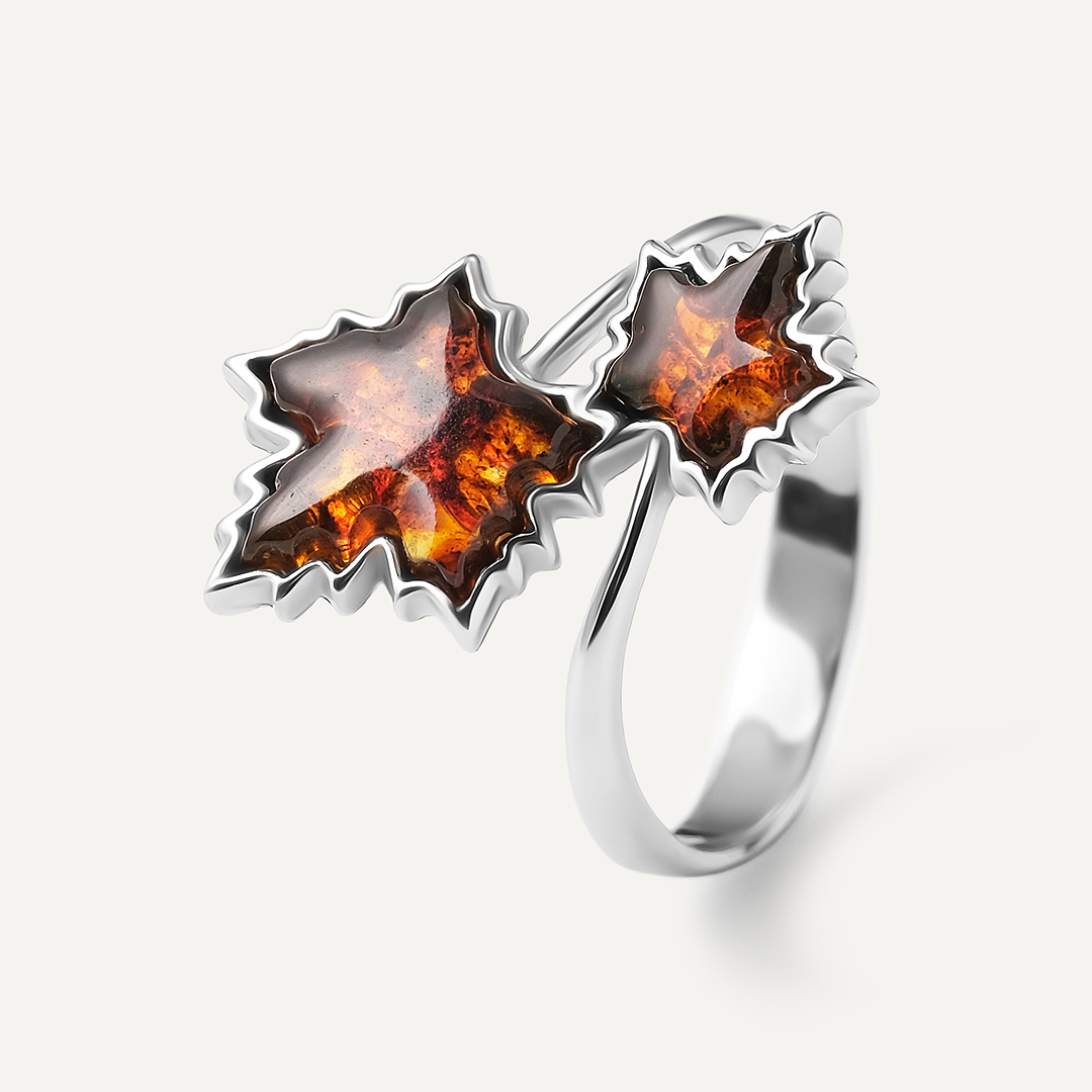 Серебряное кольцо с янтарем "Листочки"