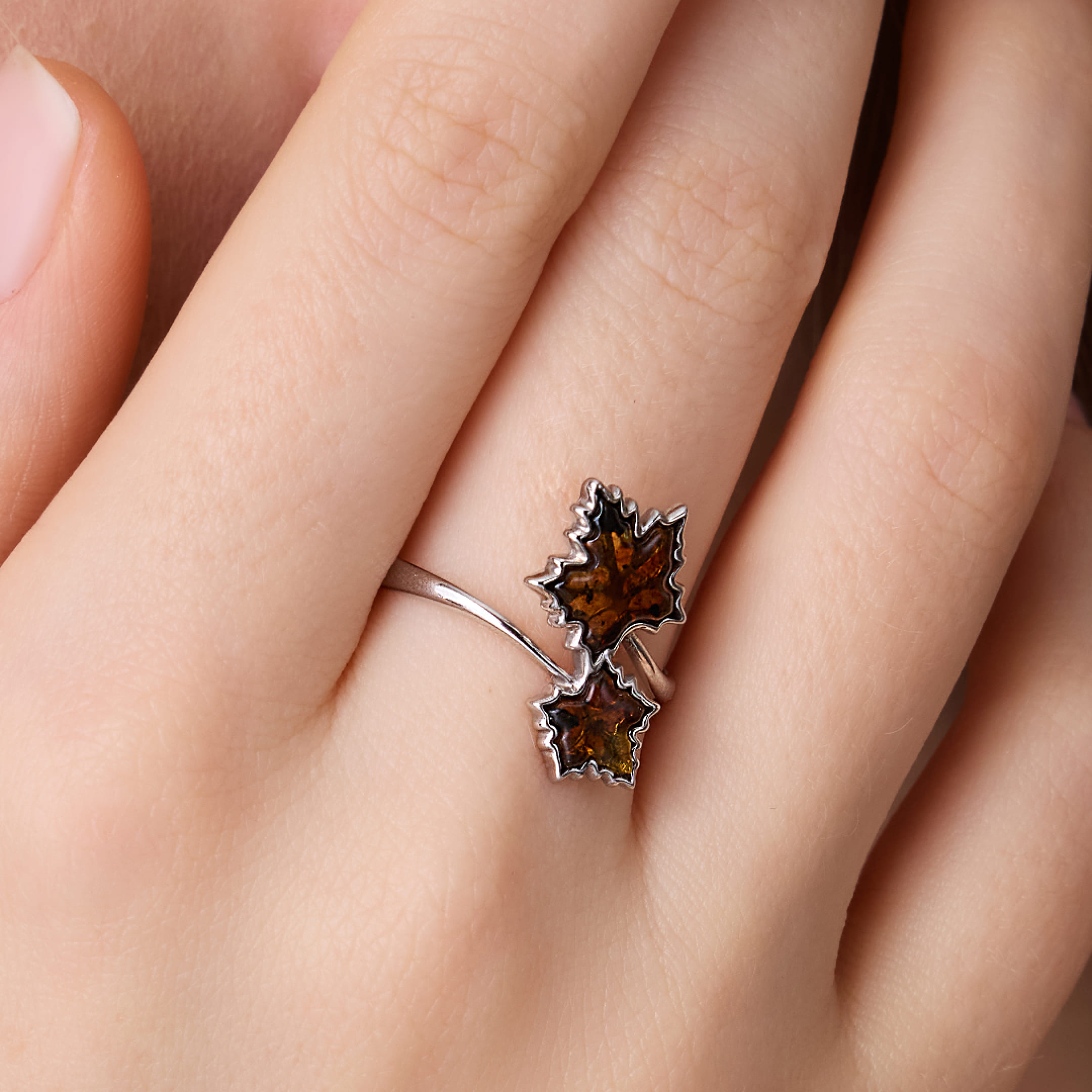 Серебряное кольцо с янтарем "Листочки"