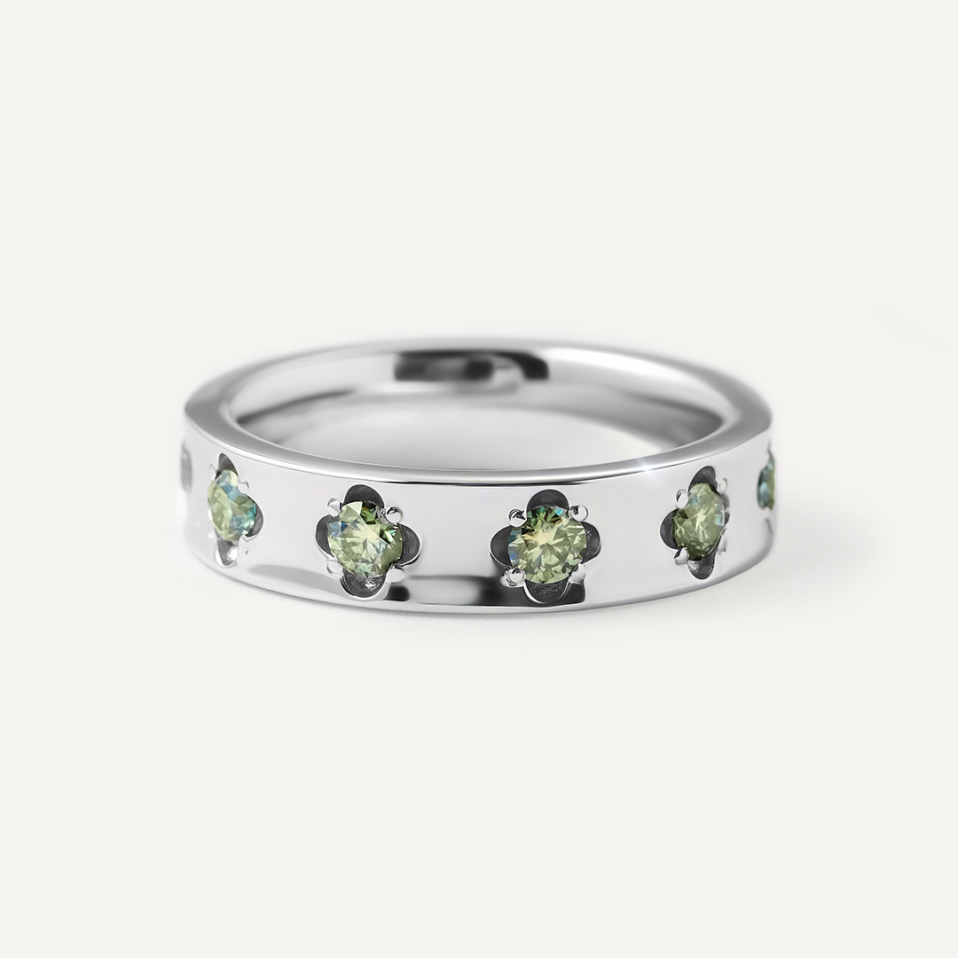 Серебряное кольцо с муассанитами "Клевер"