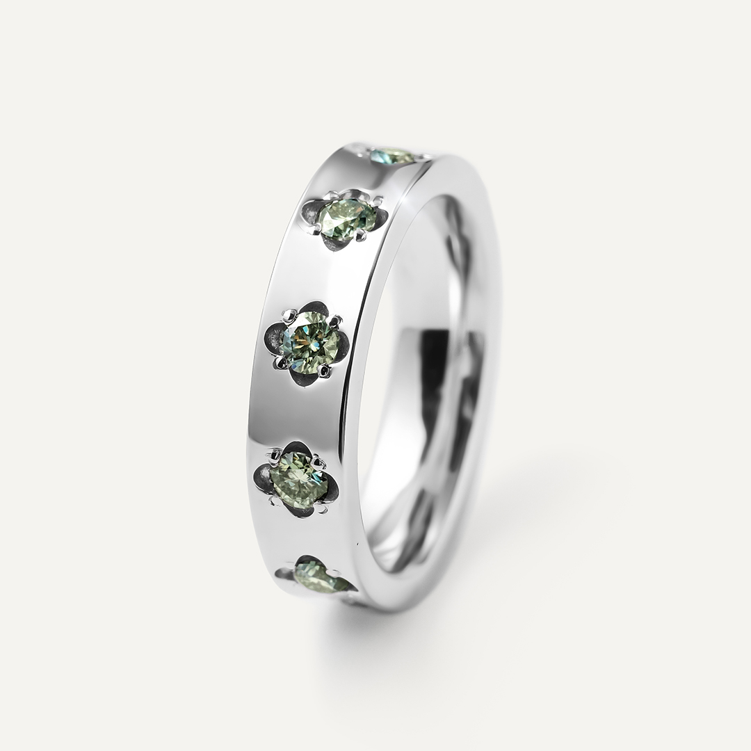 Серебряное кольцо с муассанитами "Клевер"