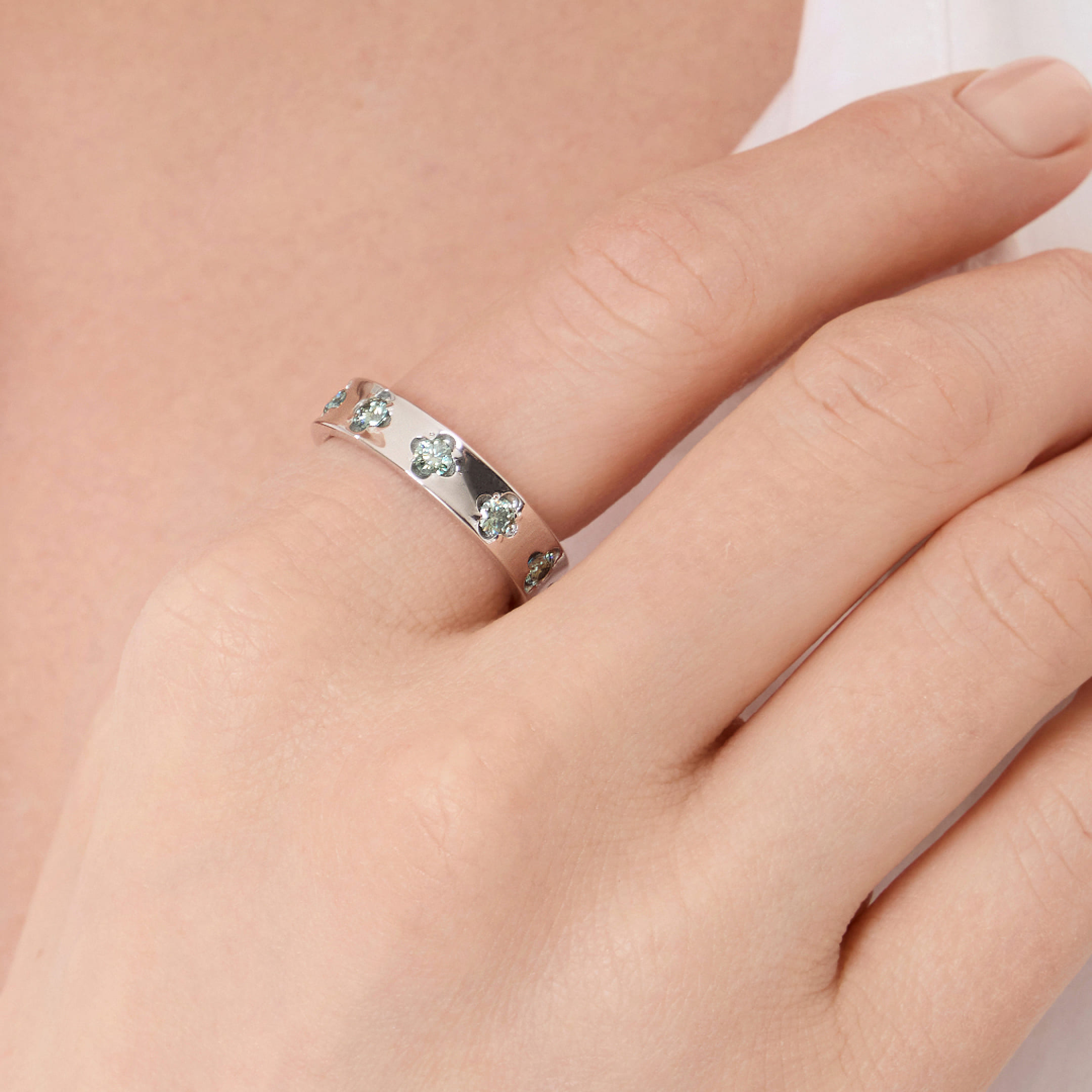 Серебряное кольцо с муассанитами "Клевер"