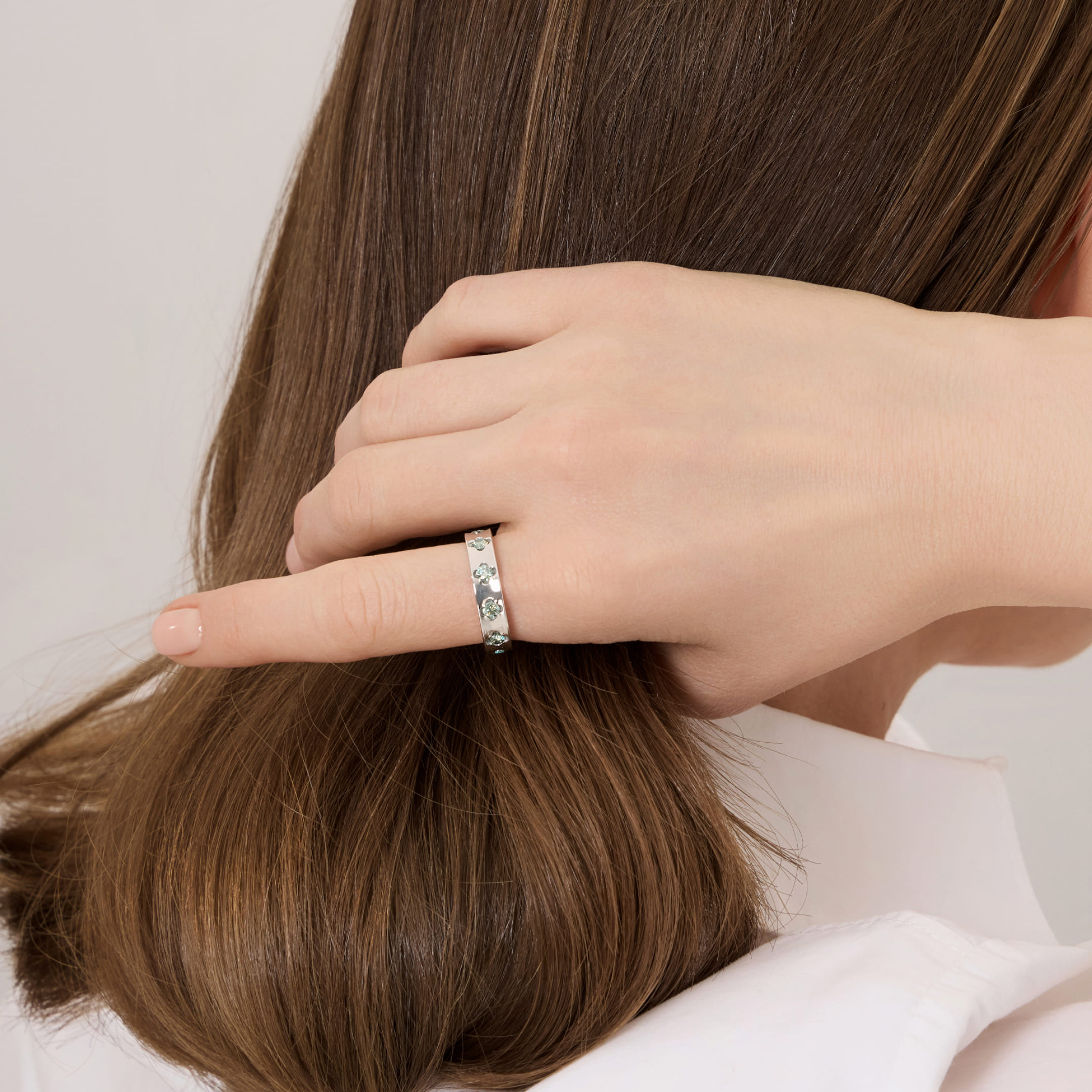 Серебряное кольцо с муассанитами "Клевер"