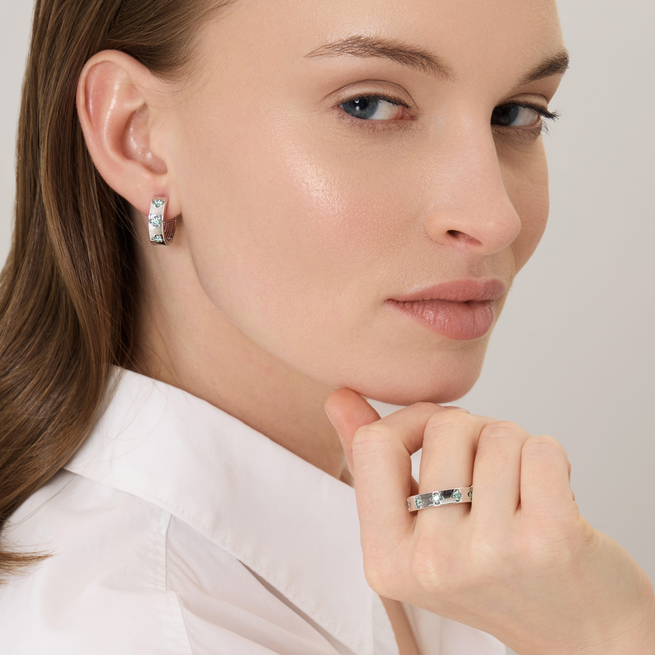 Серебряное кольцо с муассанитами "Клевер"