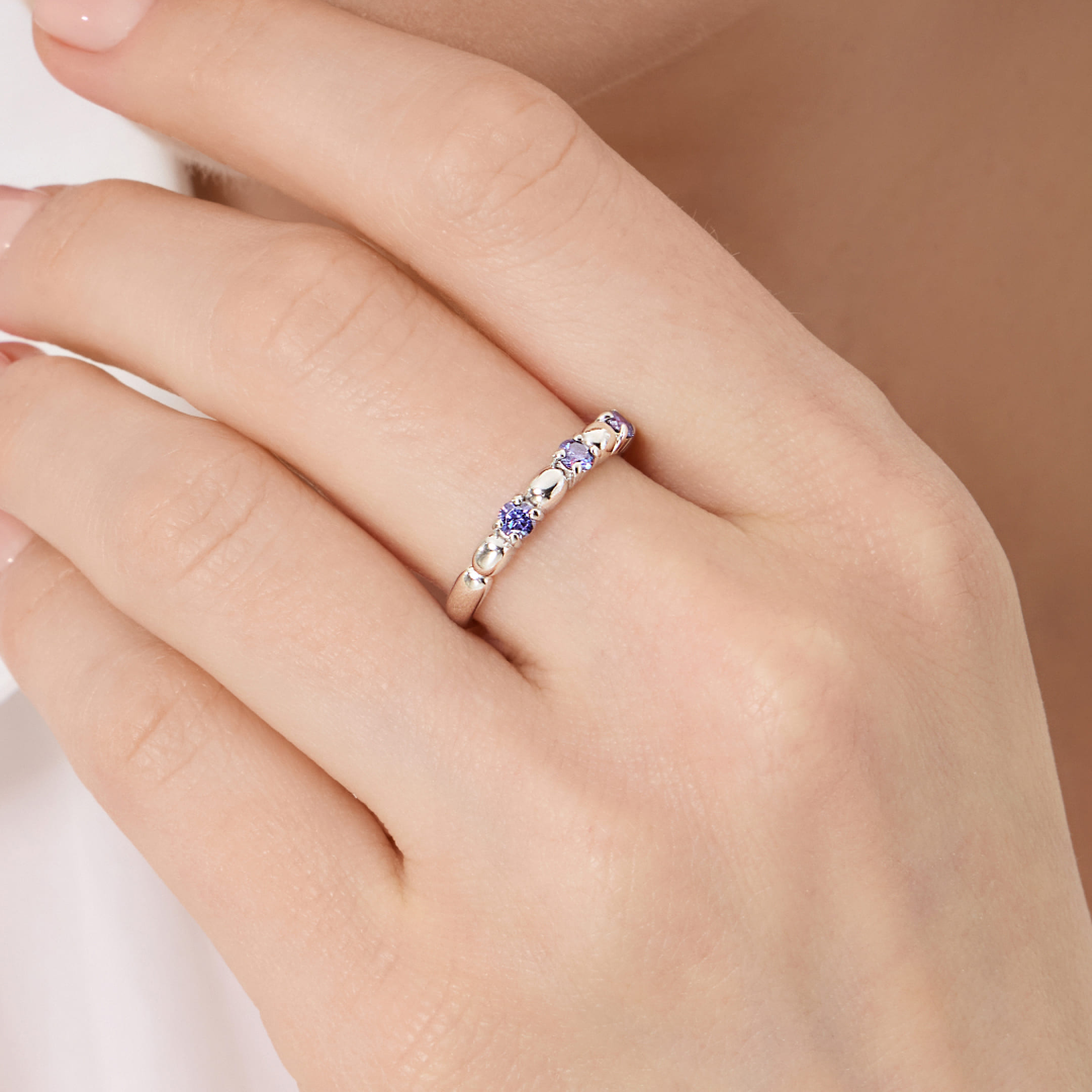 Серебряное кольцо с голубыми муассанитами