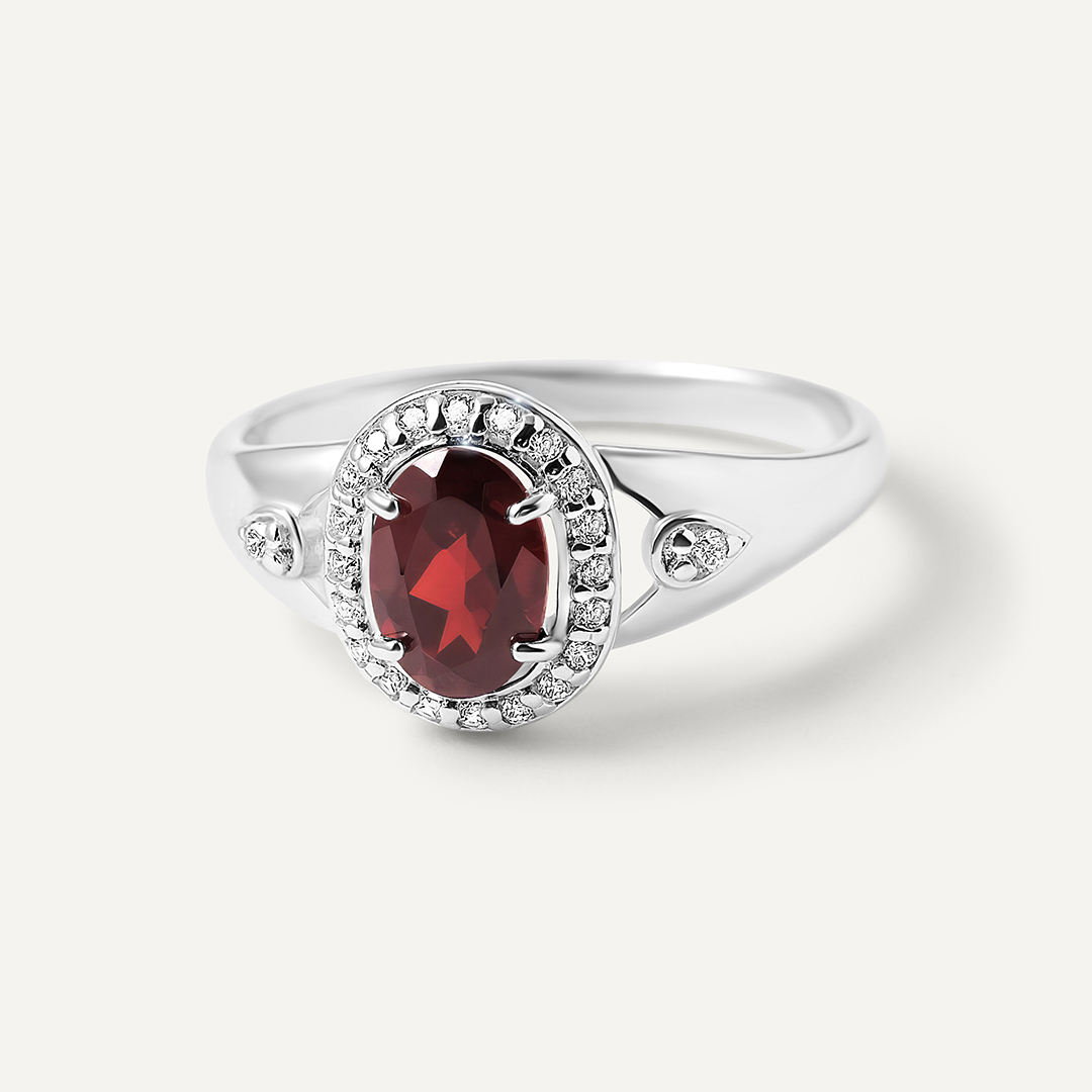 Серебряное кольцо с гранатом