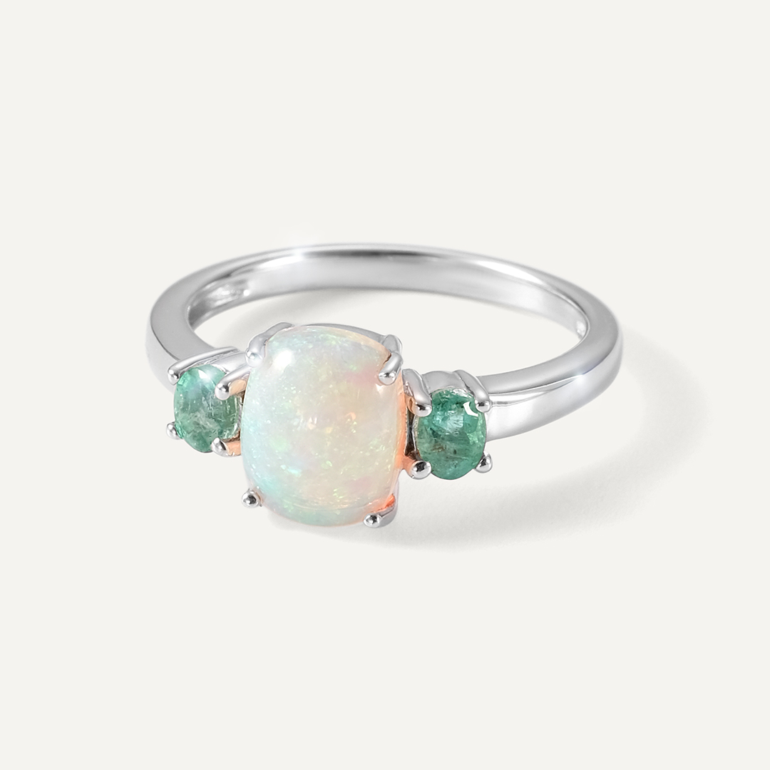Серебряное кольцо с опалом и изумрудами