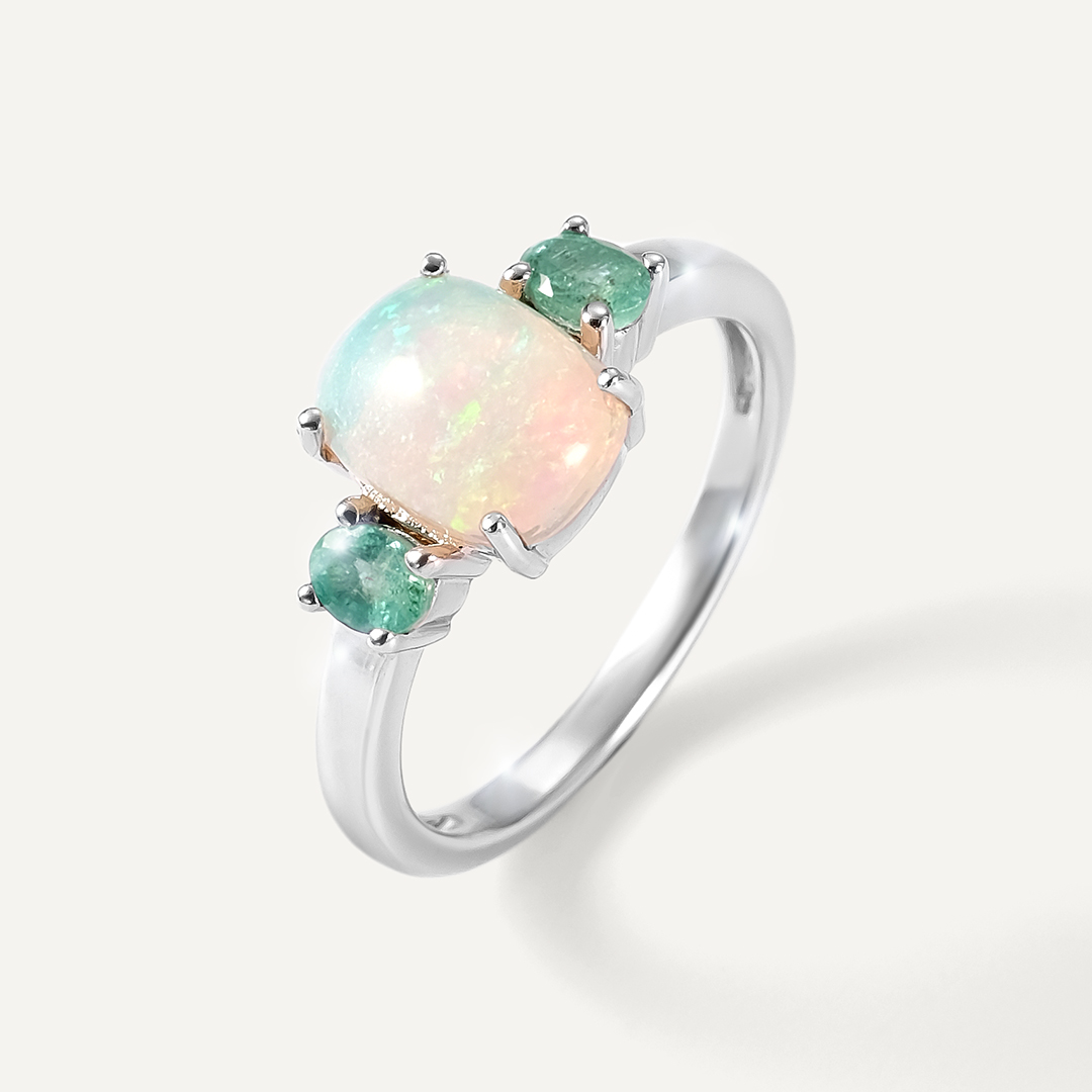 Серебряное кольцо с опалом и изумрудами