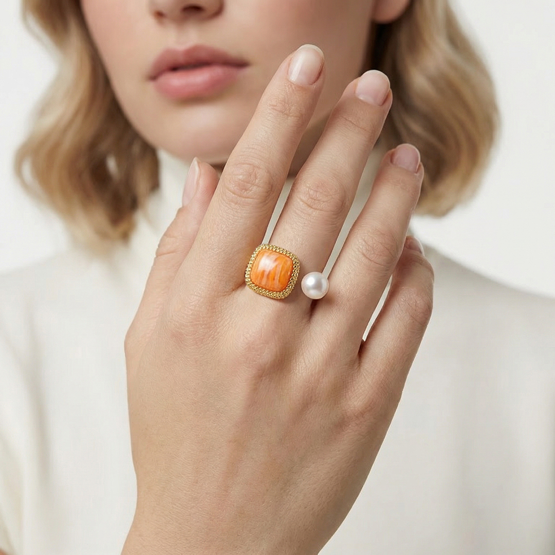 Серебряное незамкнутое кольцо с огненным королевским спондилюсом и жемчугом