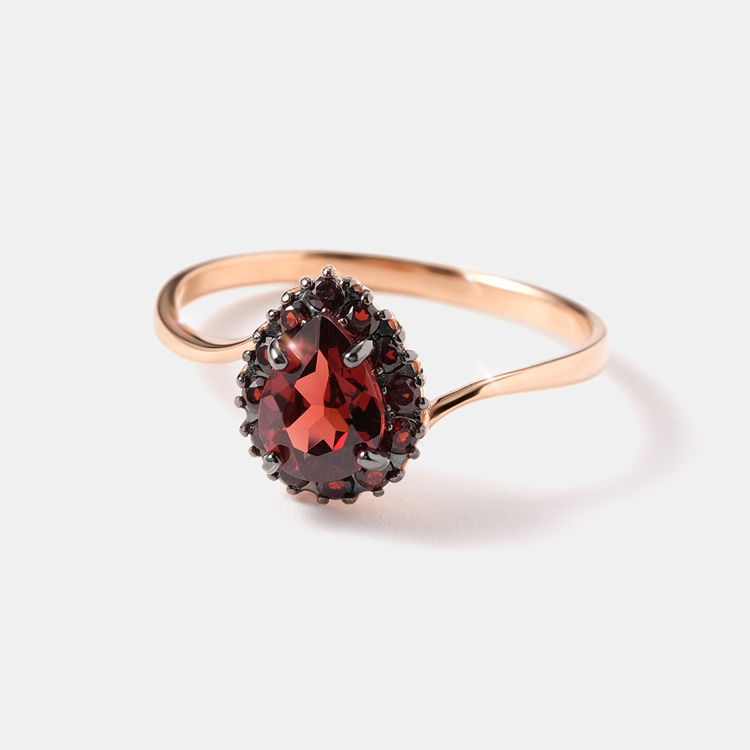 Серебряное кольцо с гранатами