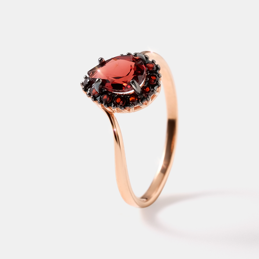 Серебряное кольцо с гранатами