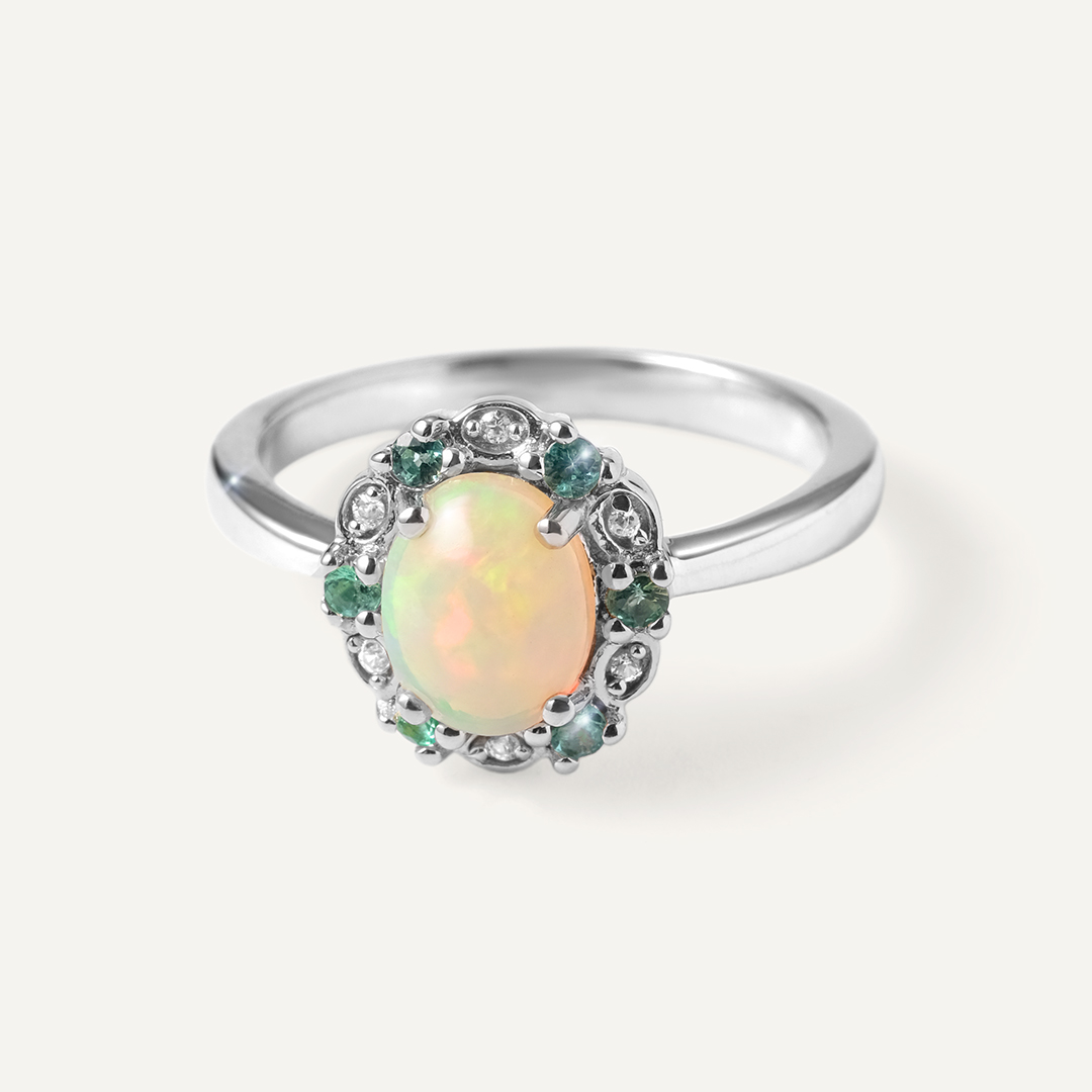 Серебряное кольцо с опалом и изумрудами
