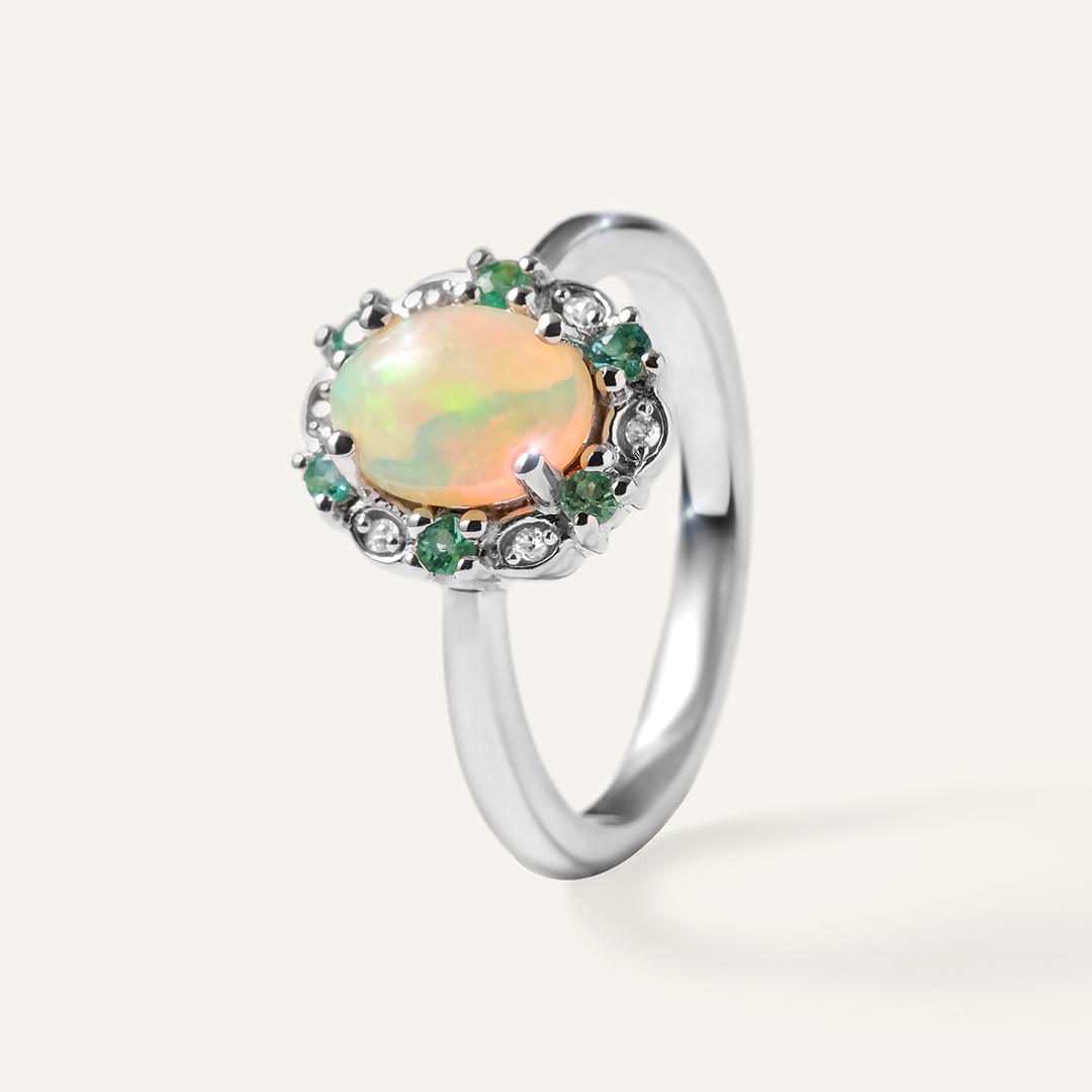 Серебряное кольцо с опалом и изумрудами