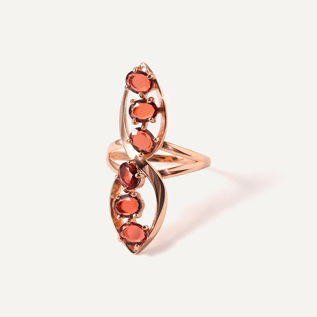 Серебряное кольцо с гранатами