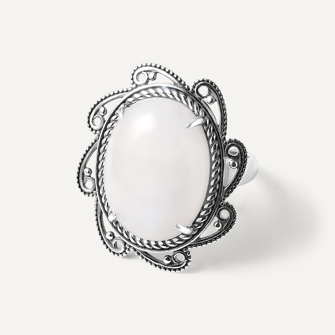 Серебряное кольцо с лунным камнем