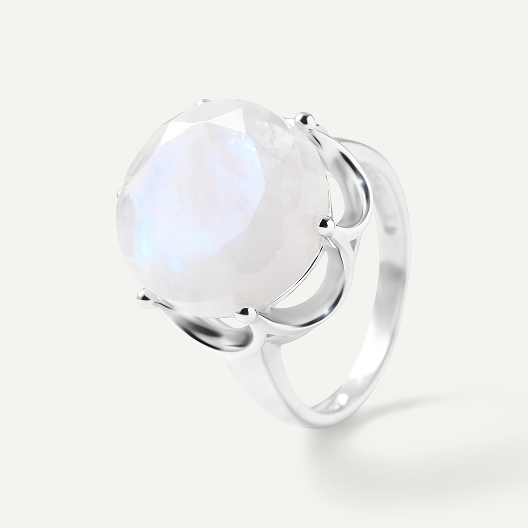 Серебряное кольцо с лунным камнем