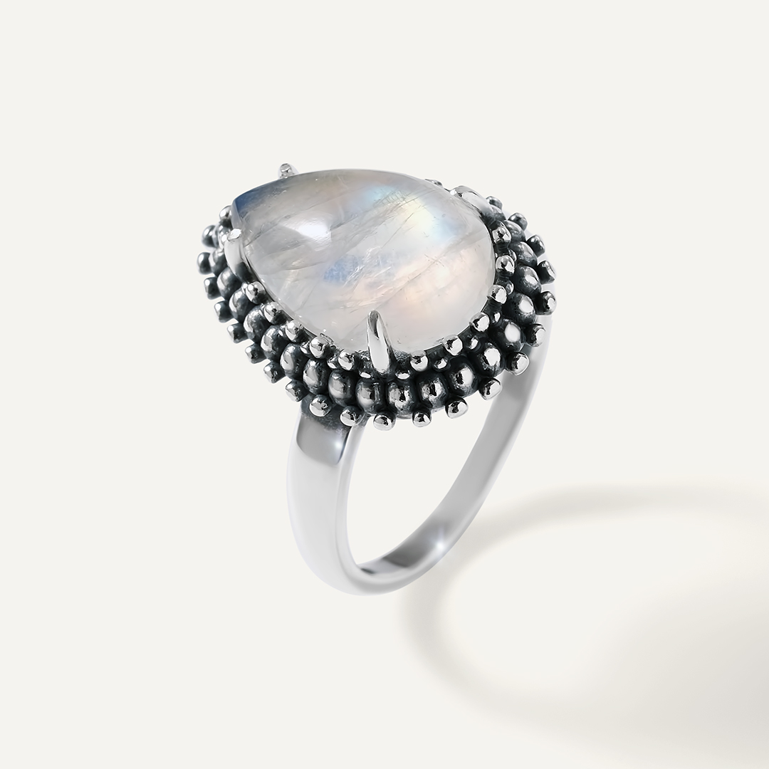 Серебряное кольцо с лунным камнем