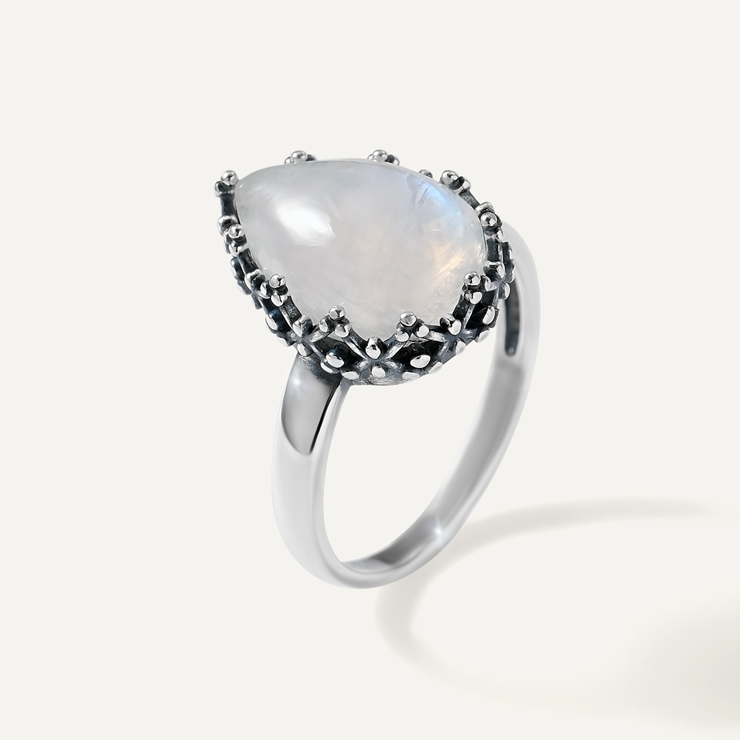 Серебряное кольцо с лунным камнем