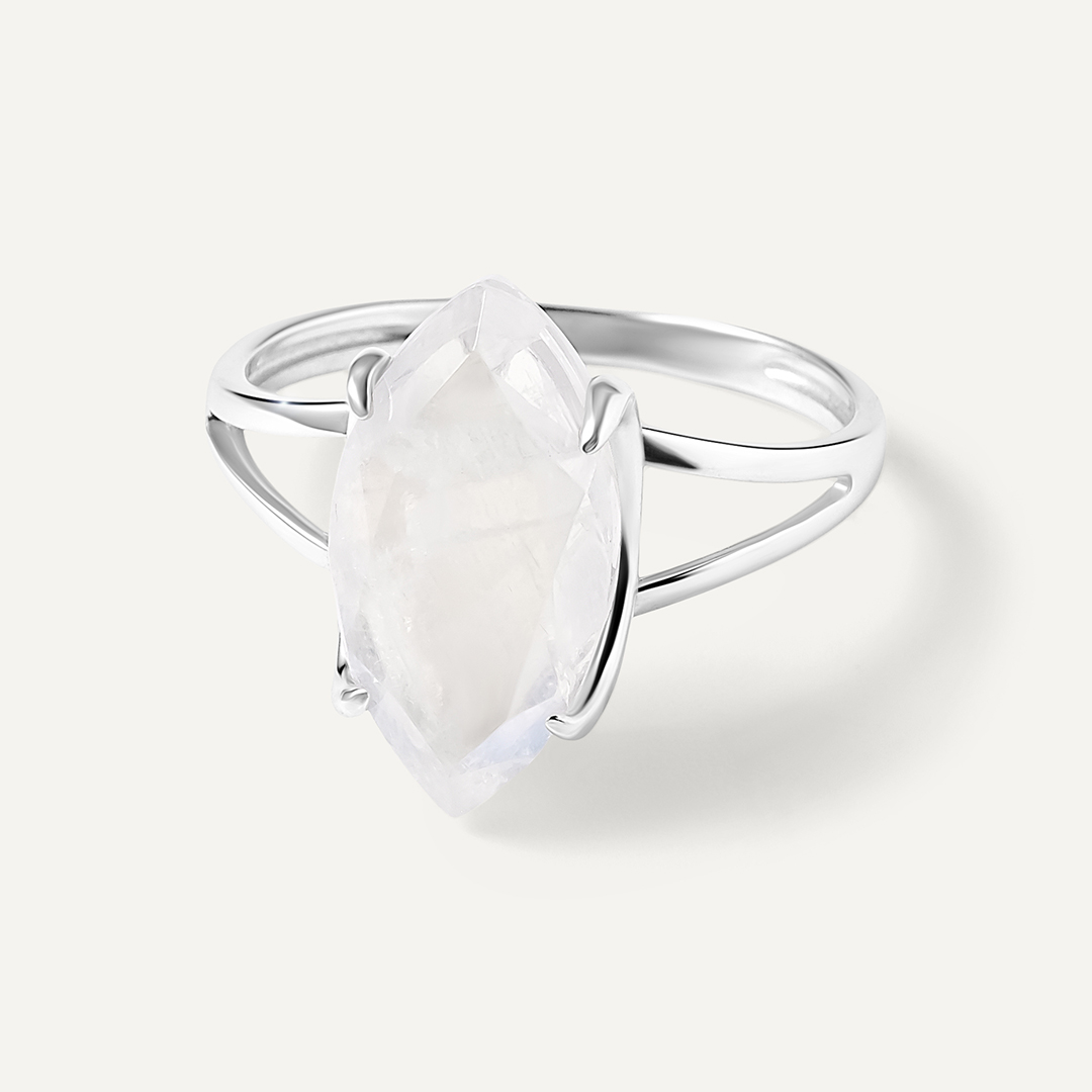 Серебряное кольцо с лунным камнем