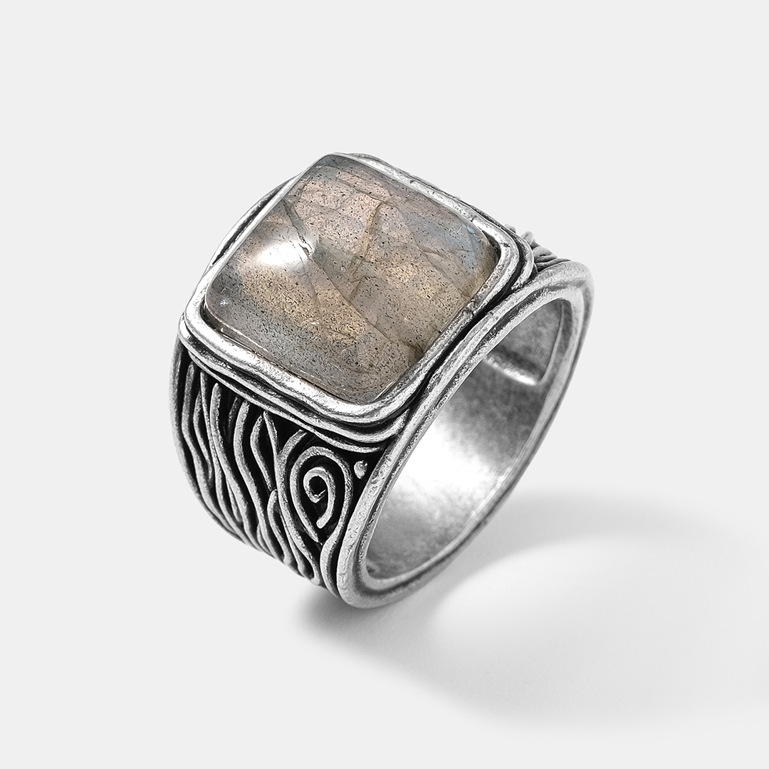 Серебряное кольцо с лабрадоритом