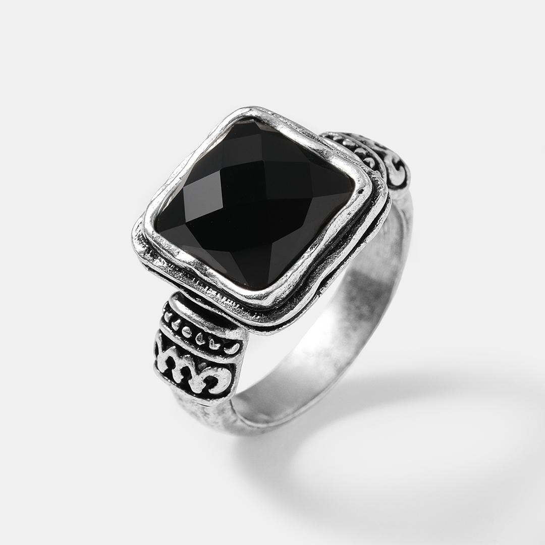 Серебряное кольцо с ониксом