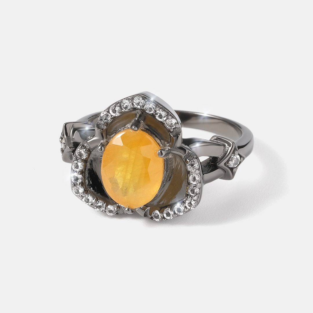 Серебряное кольцо с желтым сапфиром